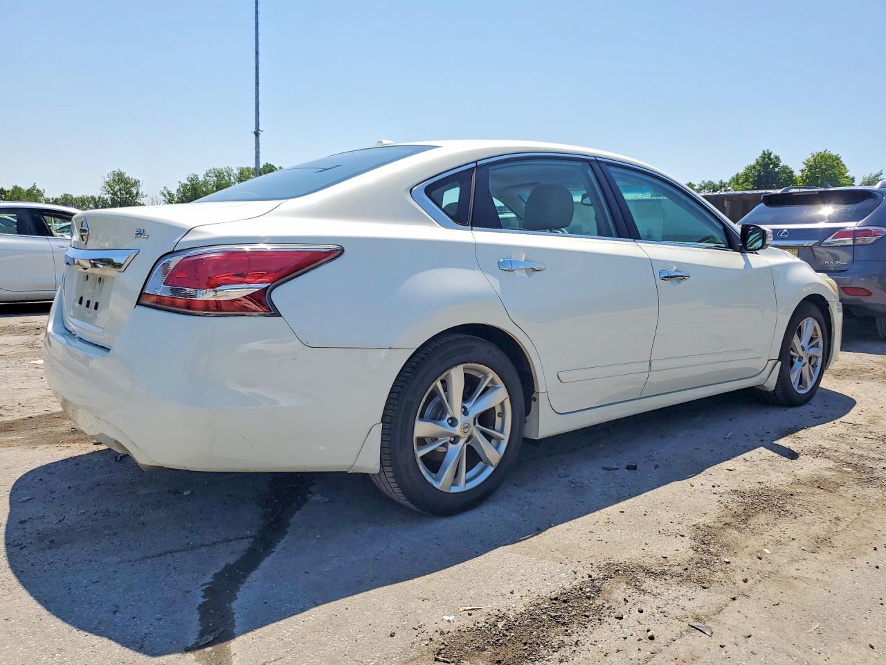 2015 Nissan Altima 2.5 White vin: 1N4AL3AP7FN373031