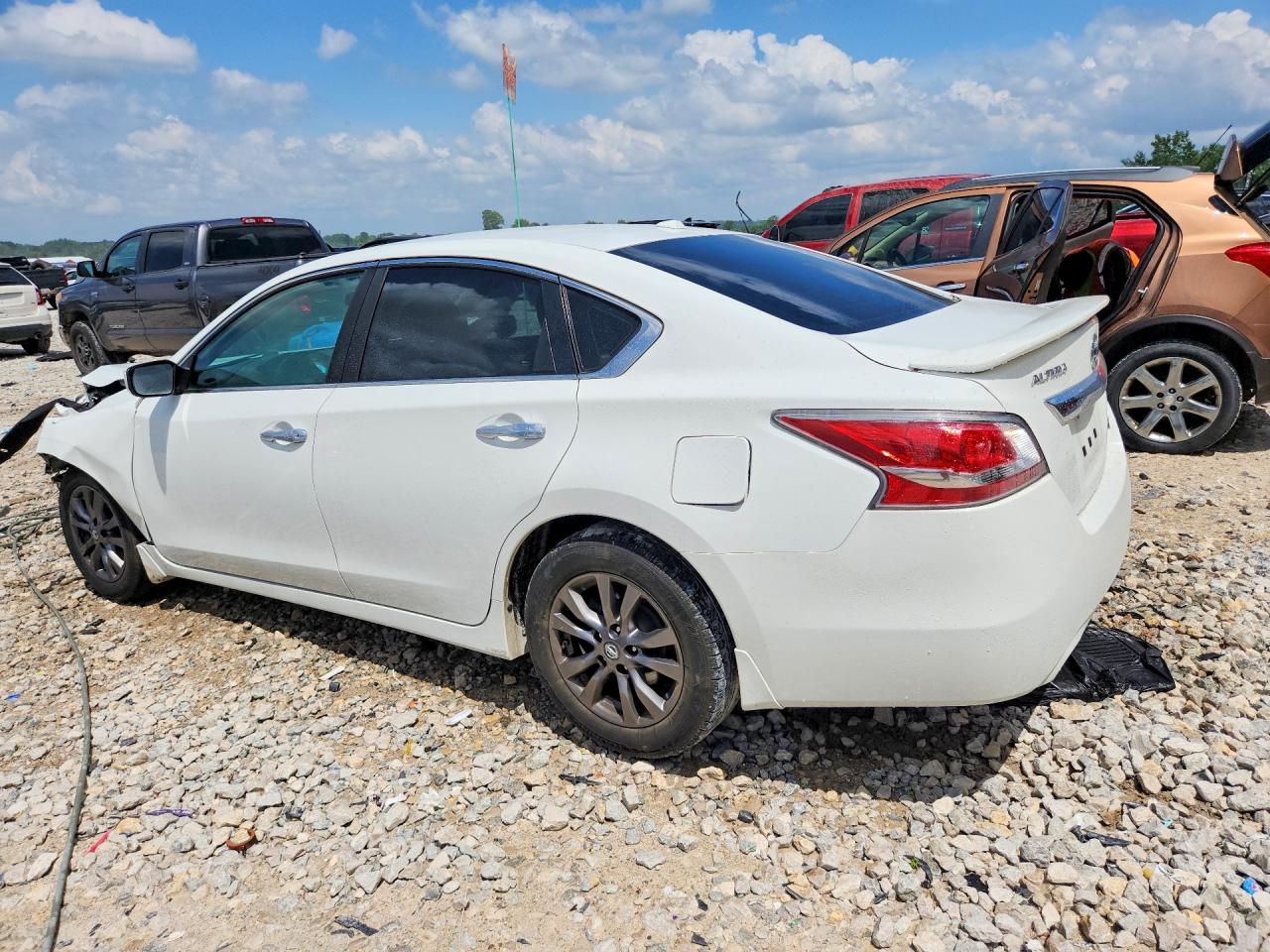 2015 Nissan Altima 2.5 S White vin: 1N4AL3AP7FN911744