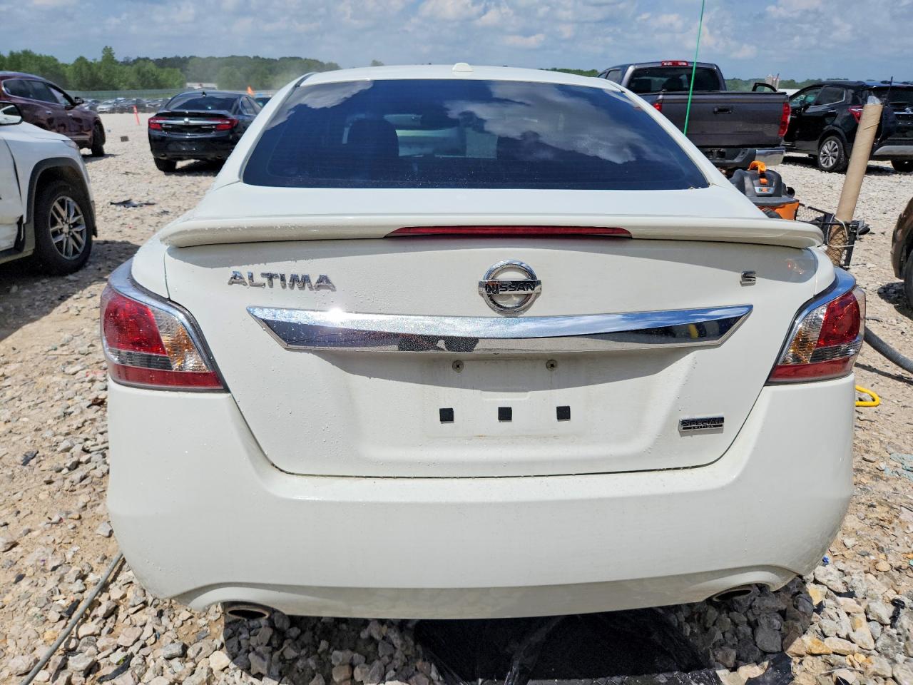 2015 Nissan Altima 2.5 S White vin: 1N4AL3AP7FN911744