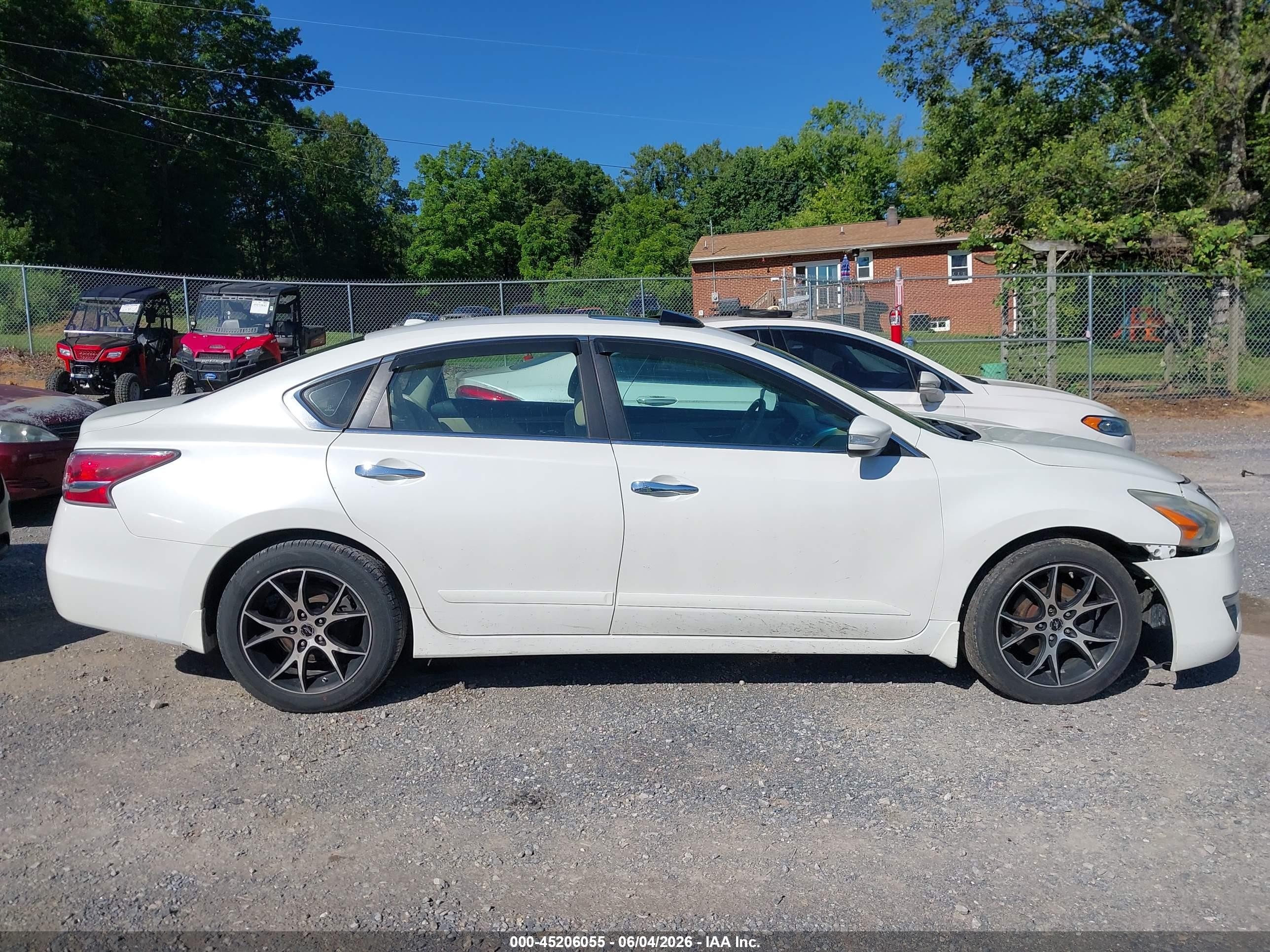 2014 Nissan Altima 2.5 Sv White vin: 1N4AL3AP8EC111979