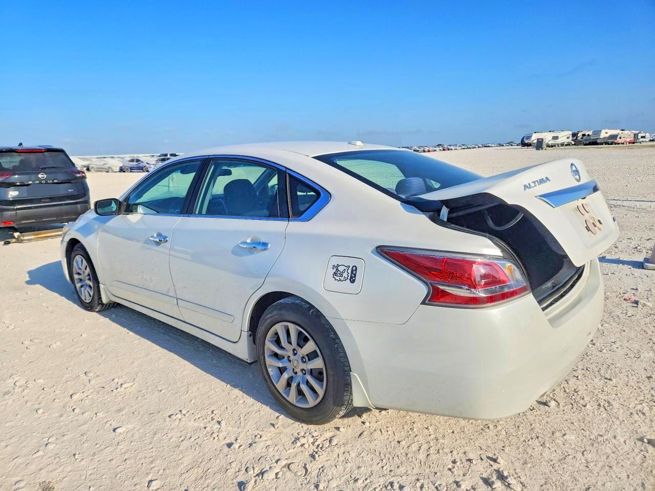 2014 Nissan Altima 2.5 S White vin: 1N4AL3AP8EC153469