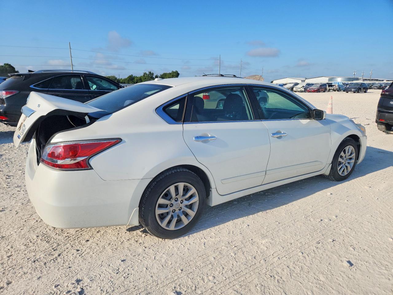 2014 Nissan Altima 2.5 S White vin: 1N4AL3AP8EC153469