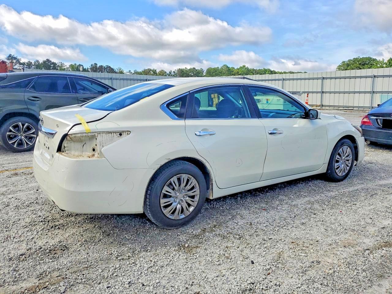 2014 Nissan Altima 2.5 S White vin: 1N4AL3AP8EC417578