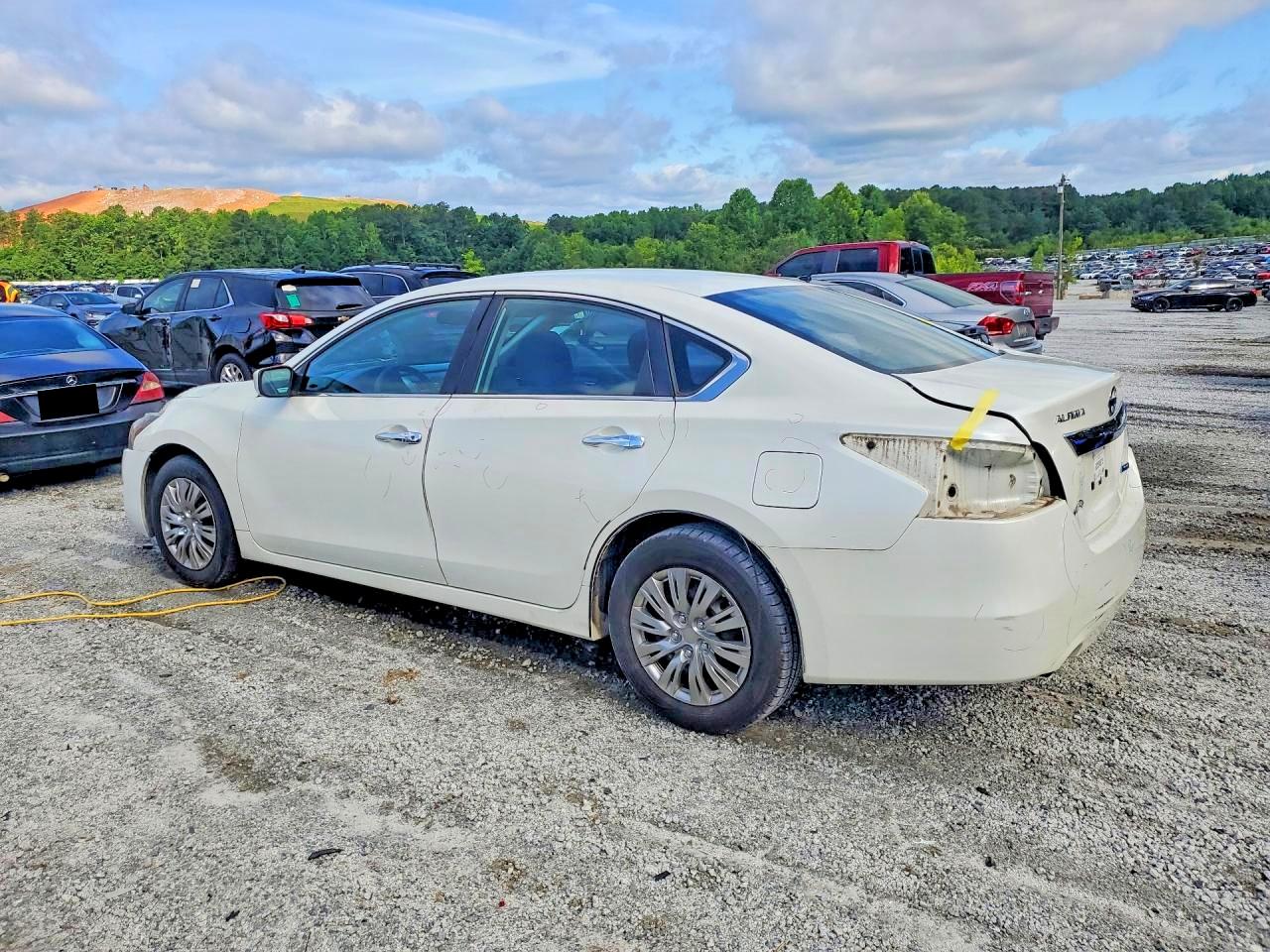 2014 Nissan Altima 2.5 S White vin: 1N4AL3AP8EC417578
