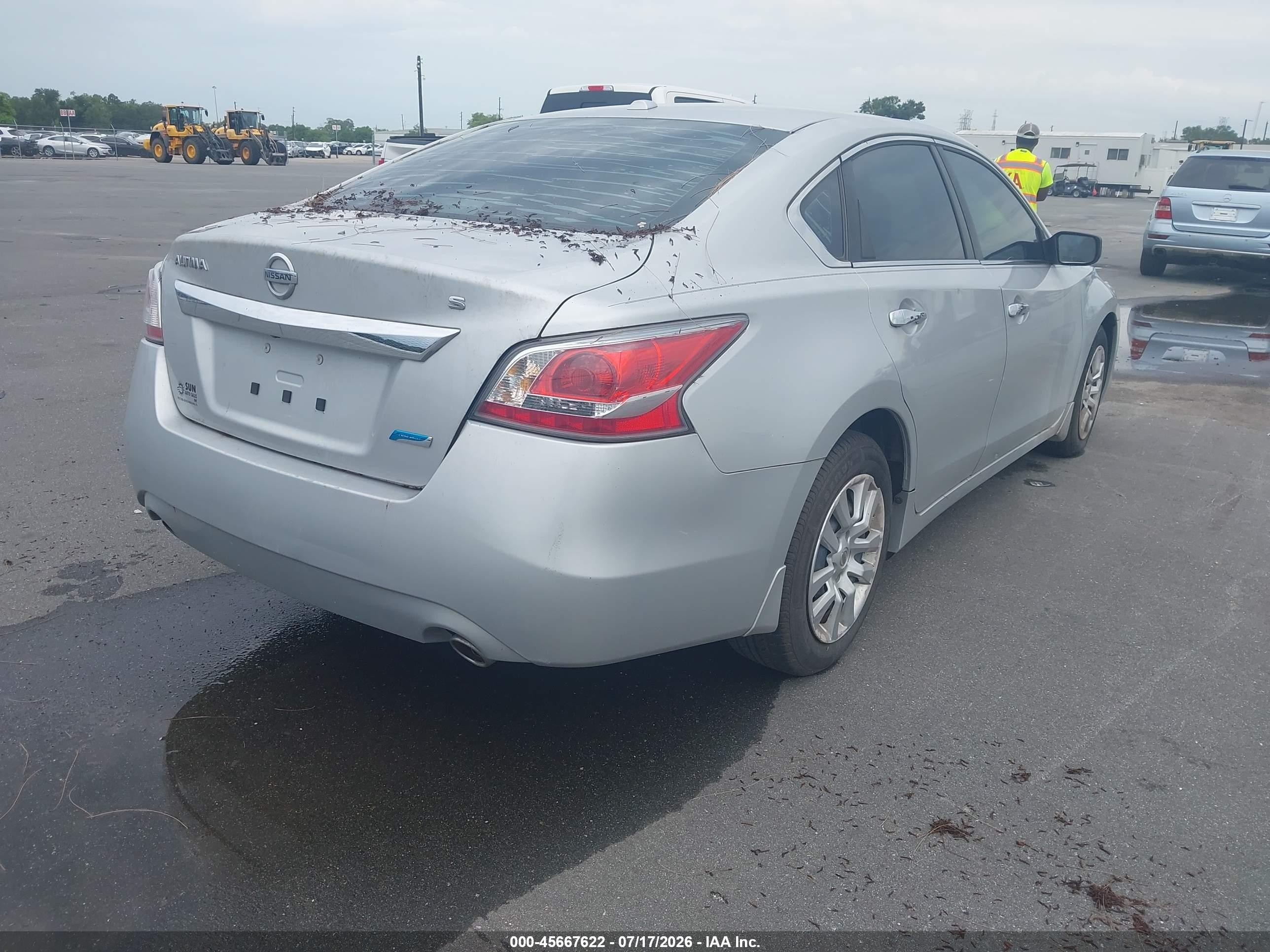 2014 Nissan Altima 2.5 S Silver vin: 1N4AL3AP8EN388880