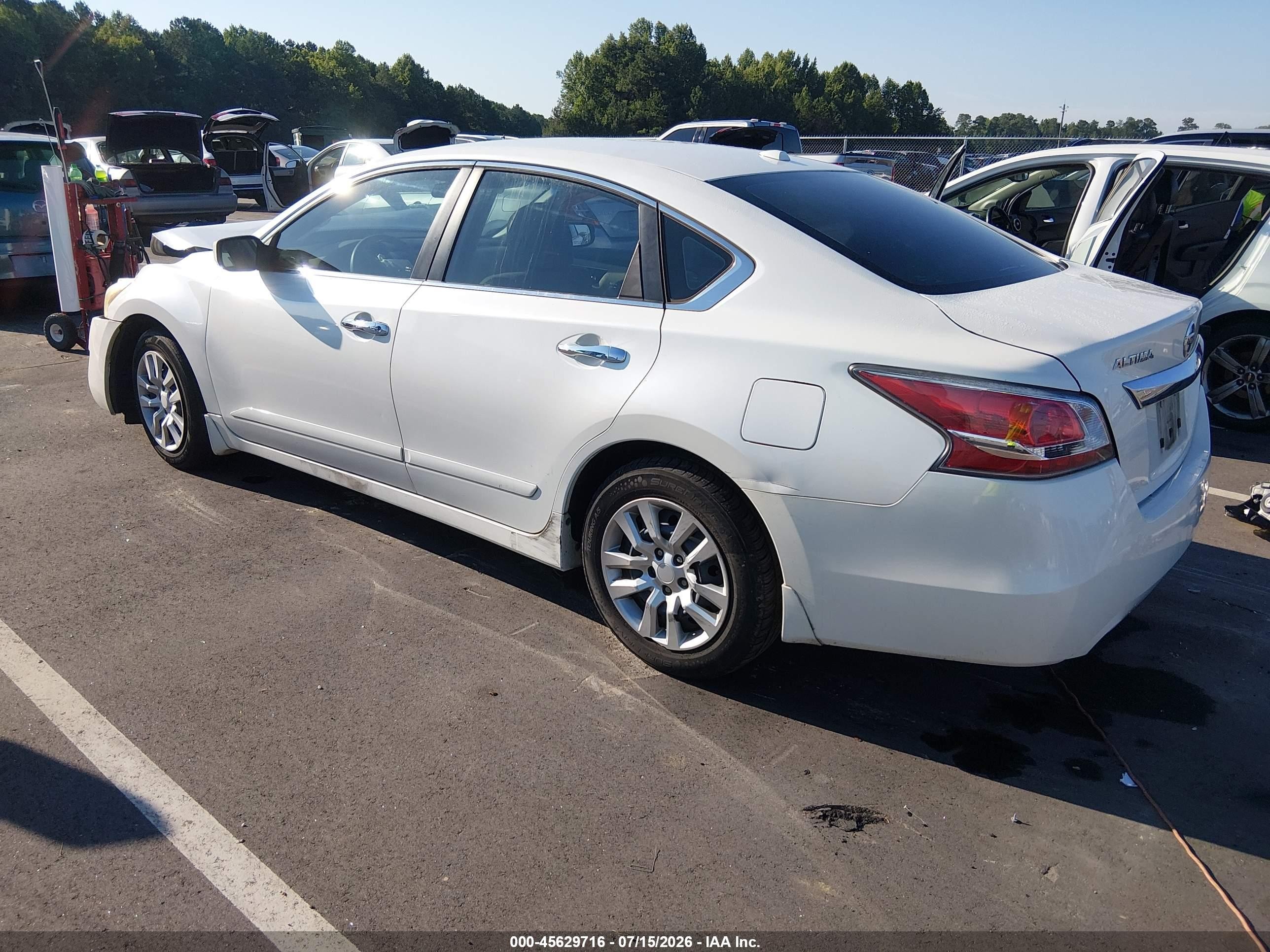 2015 Nissan Altima 2.5 S White vin: 1N4AL3AP8FC104774