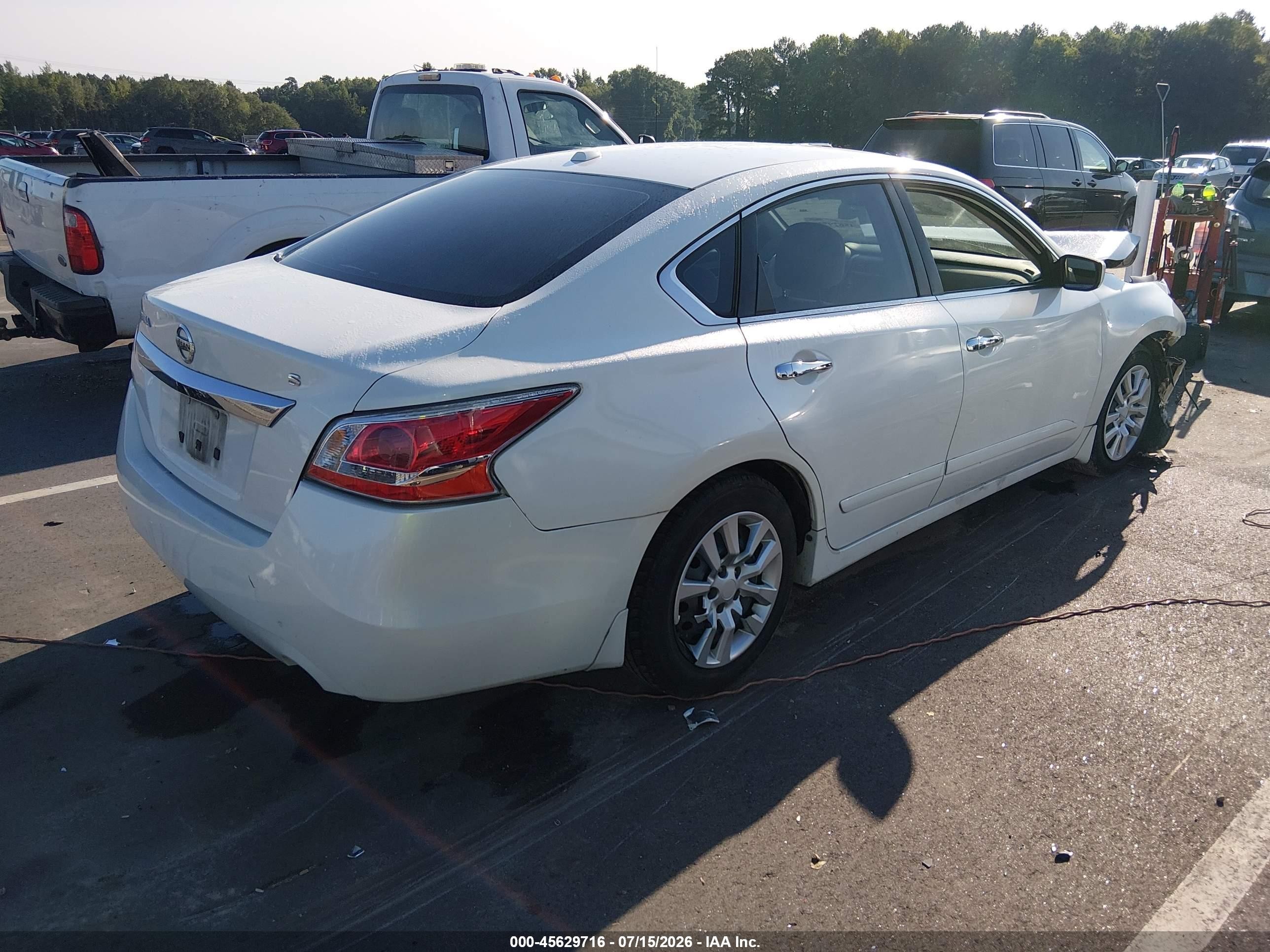 2015 Nissan Altima 2.5 S White vin: 1N4AL3AP8FC104774