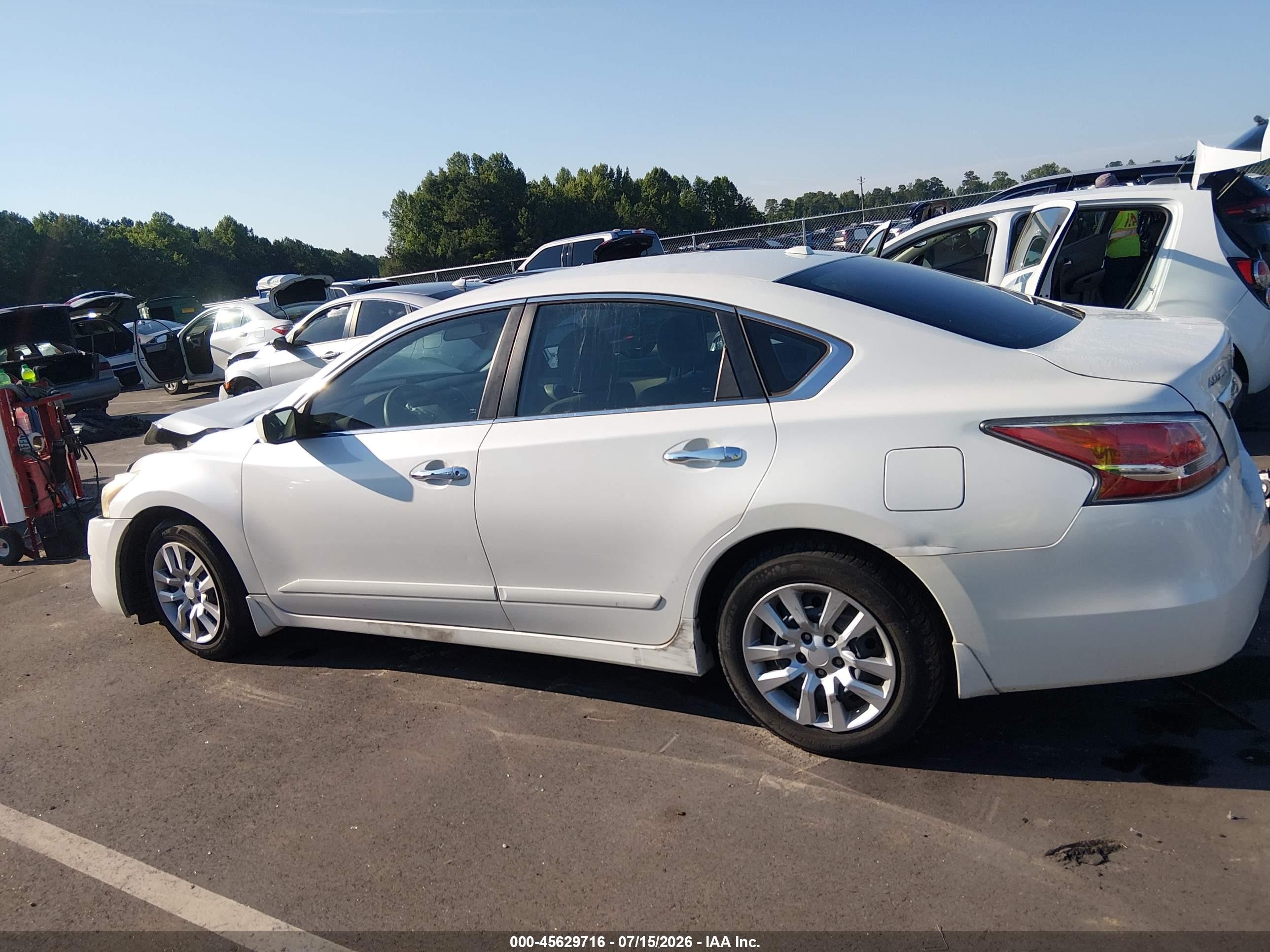 2015 Nissan Altima 2.5 S White vin: 1N4AL3AP8FC104774