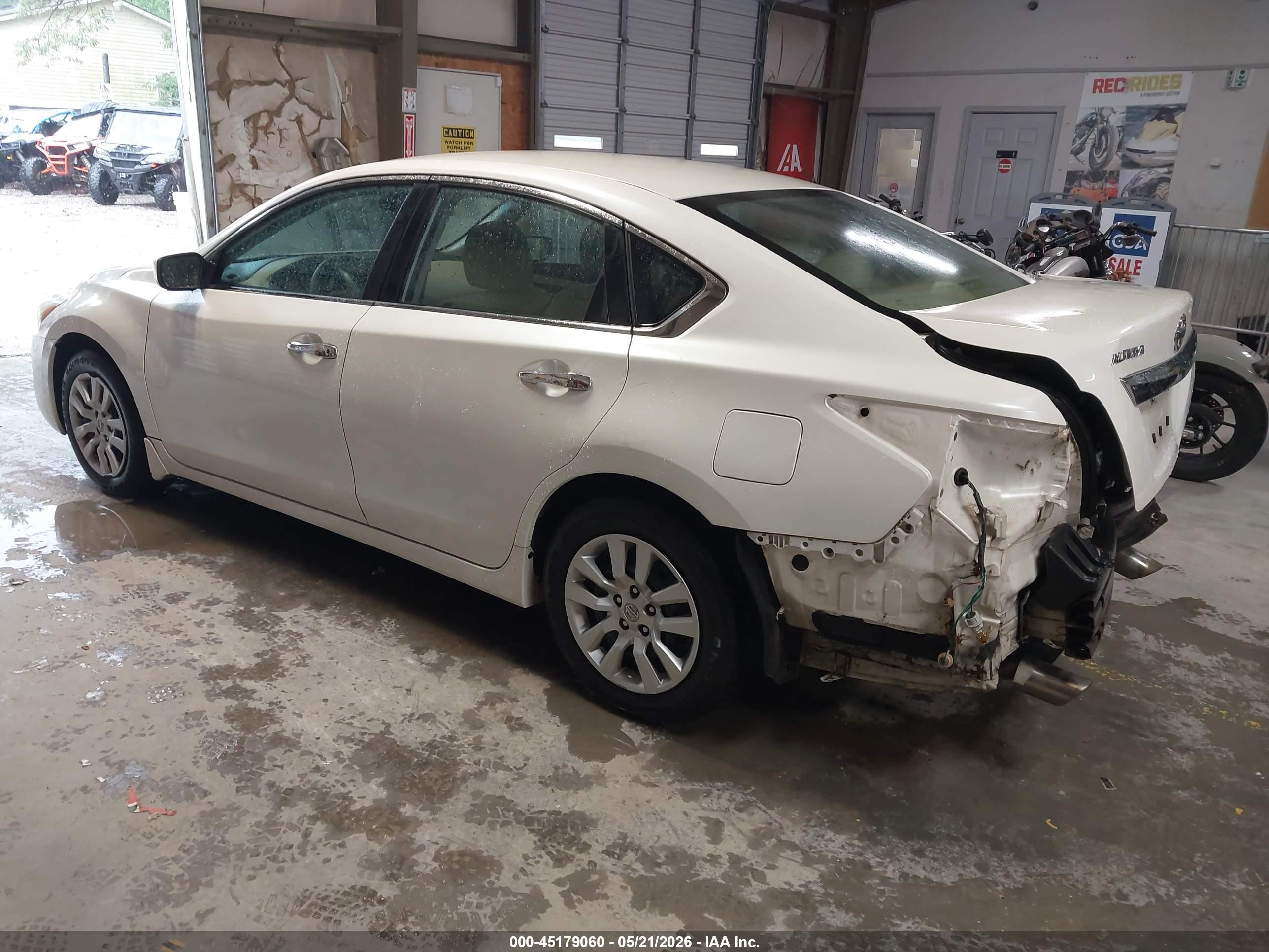 2015 Nissan Altima 2.5 S Белый vin: 1N4AL3AP8FC569815
