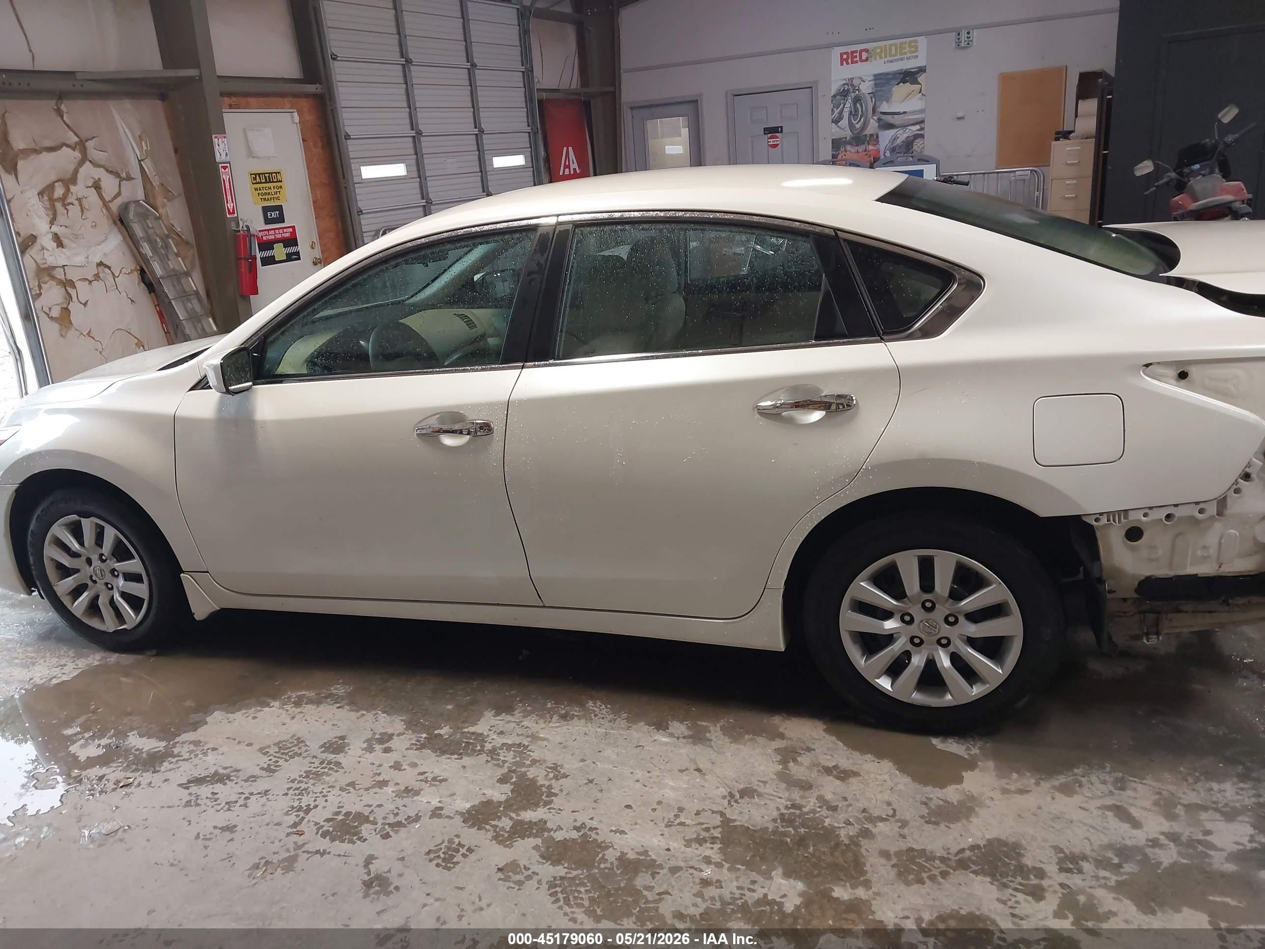 2015 Nissan Altima 2.5 S Белый vin: 1N4AL3AP8FC569815
