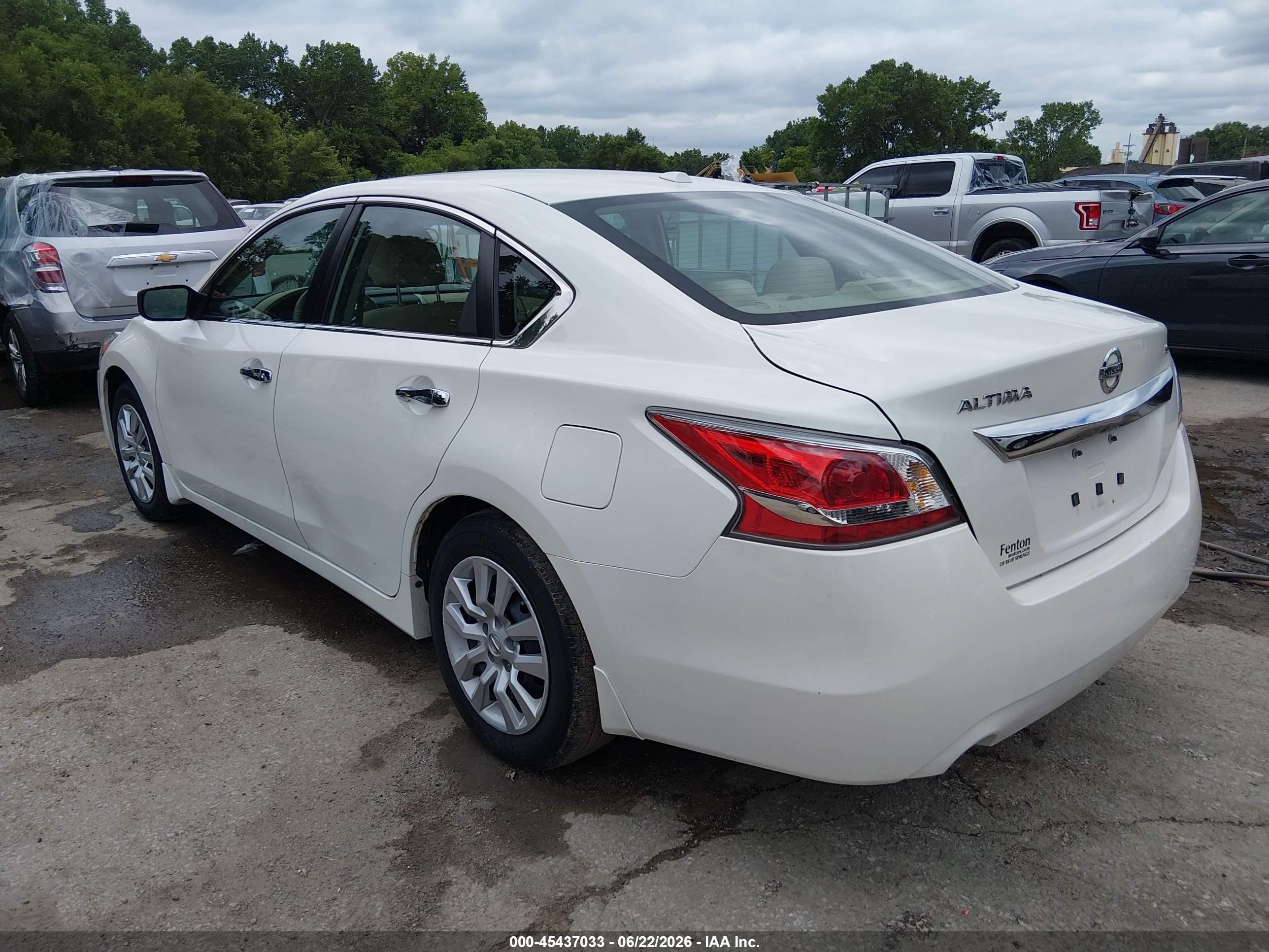 2015 Nissan Altima 2.5 S White vin: 1N4AL3AP8FN351023