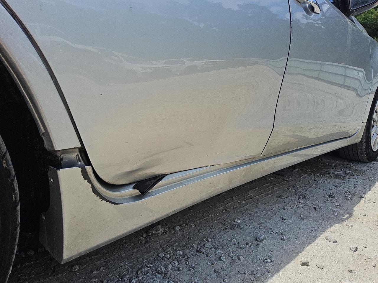 2015 Nissan Altima 2.5 S Silver vin: 1N4AL3AP8FN368646 Damage: Right Rocker Panel Molding, Broken, Replacement Required