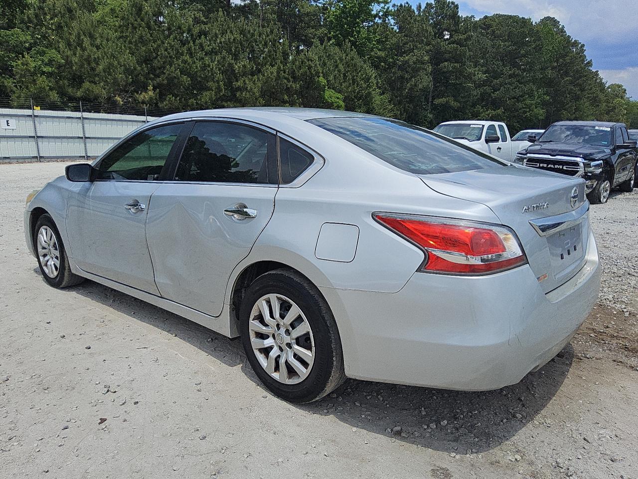 2015 Nissan Altima 2.5 S Silver vin: 1N4AL3AP8FN368646 Damage: Left Front Tire, Worn, Replacement Required