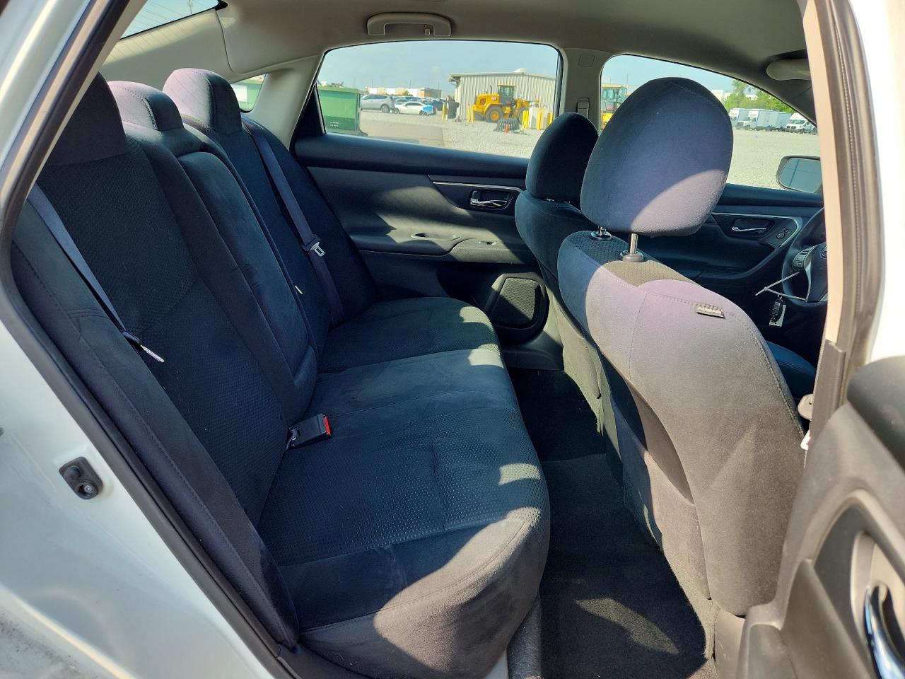 2015 Nissan Altima 2.5 S White vin: 1N4AL3AP8FN868399