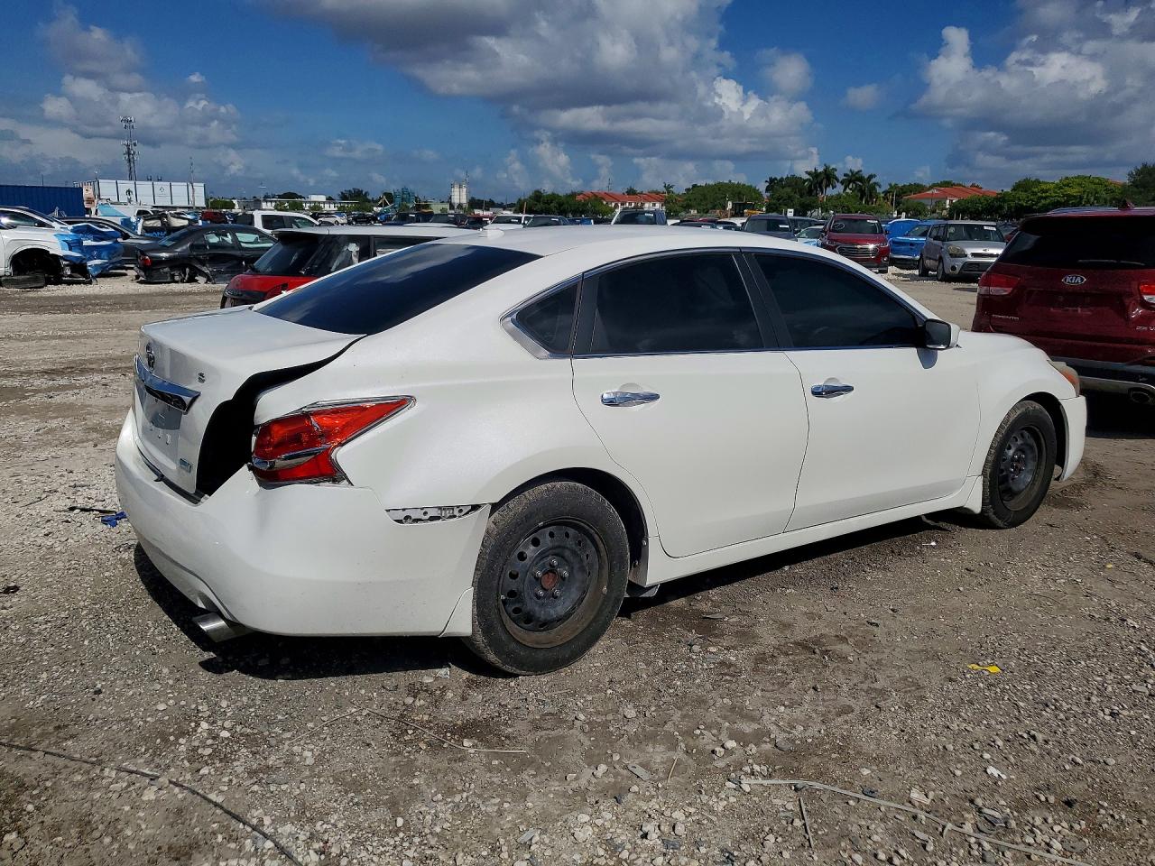 2014 Nissan Altima 2.5 S White vin: 1N4AL3AP9EC296799