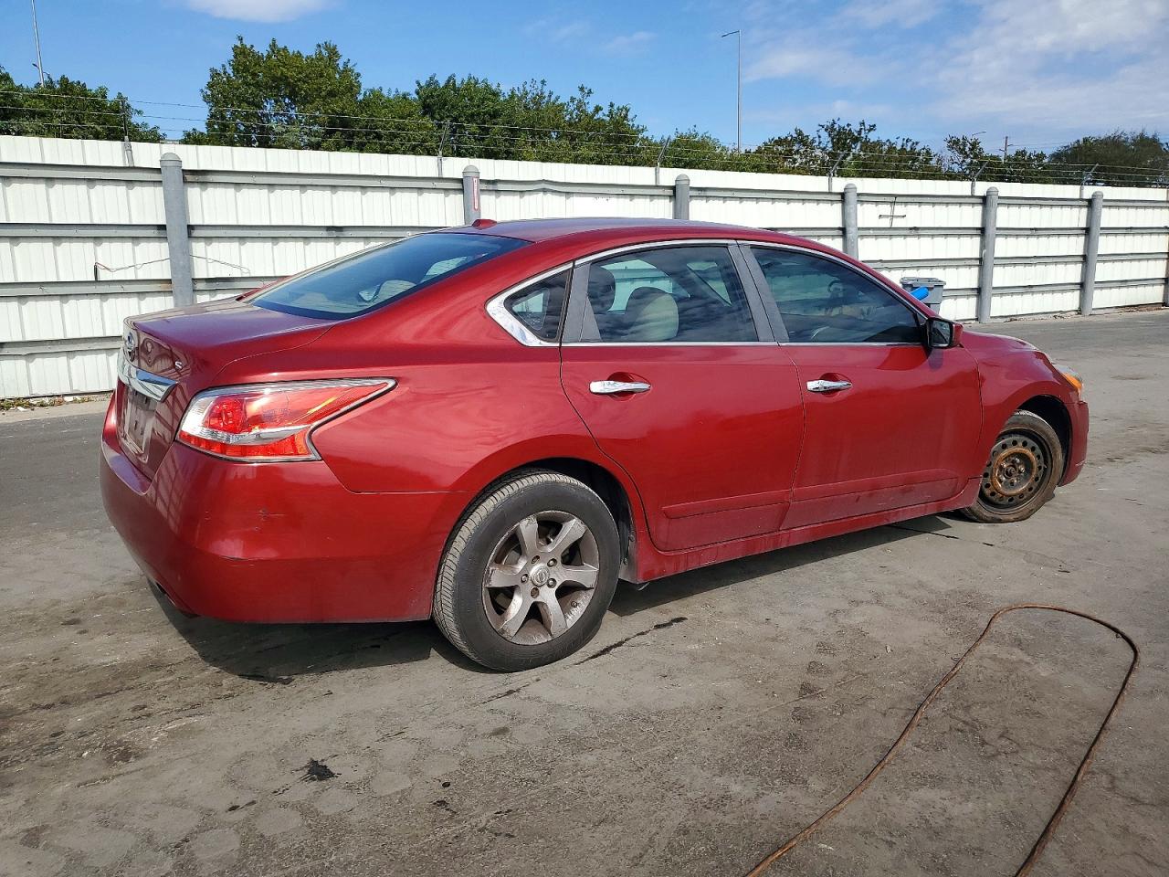 2015 Nissan Altima Burgundy vin: 1N4AL3AP9FC111281