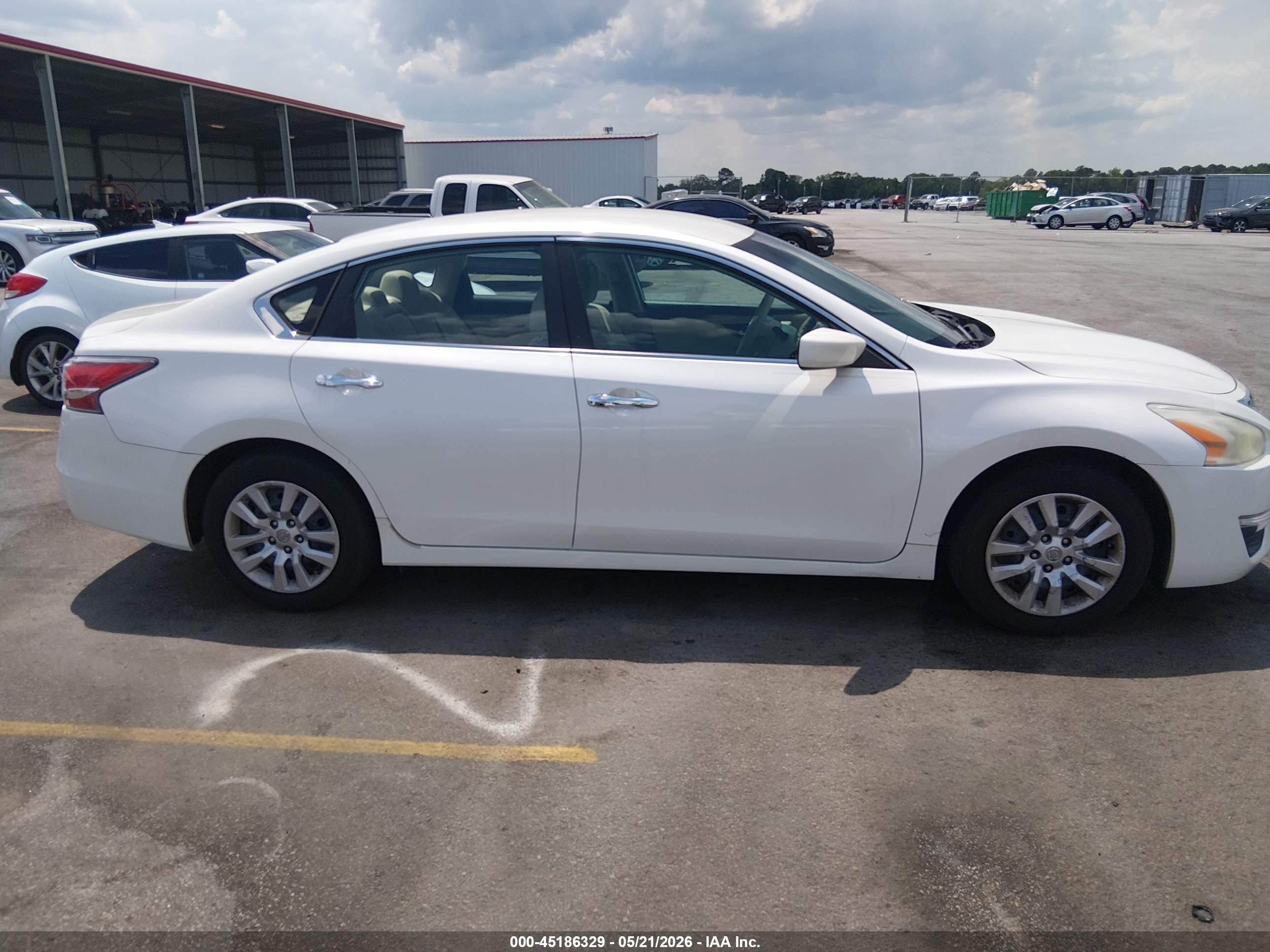 2015 Nissan Altima 2.5 S White vin: 1N4AL3AP9FC204902