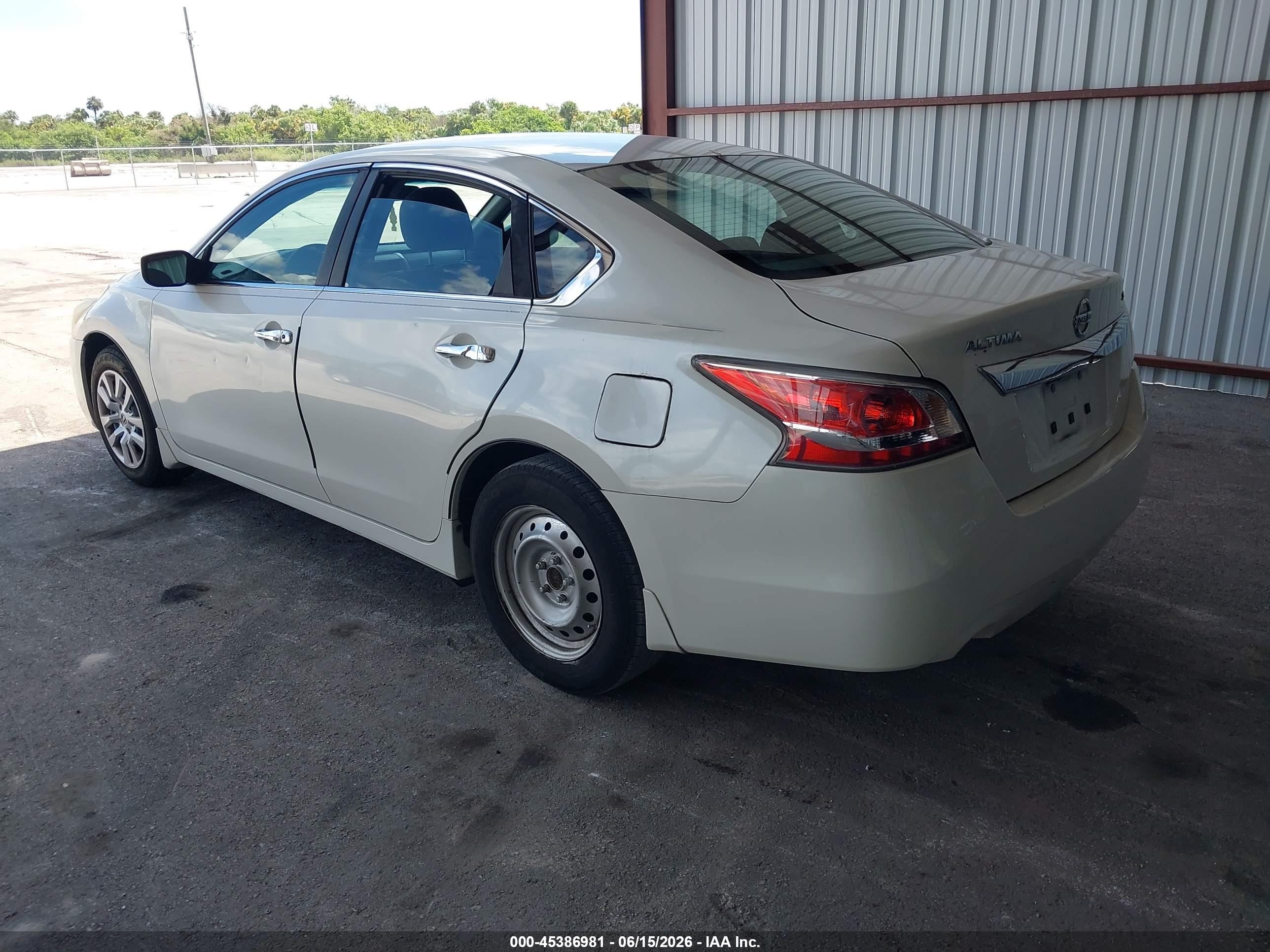 2015 Nissan Altima 2.5 S White vin: 1N4AL3AP9FC589457