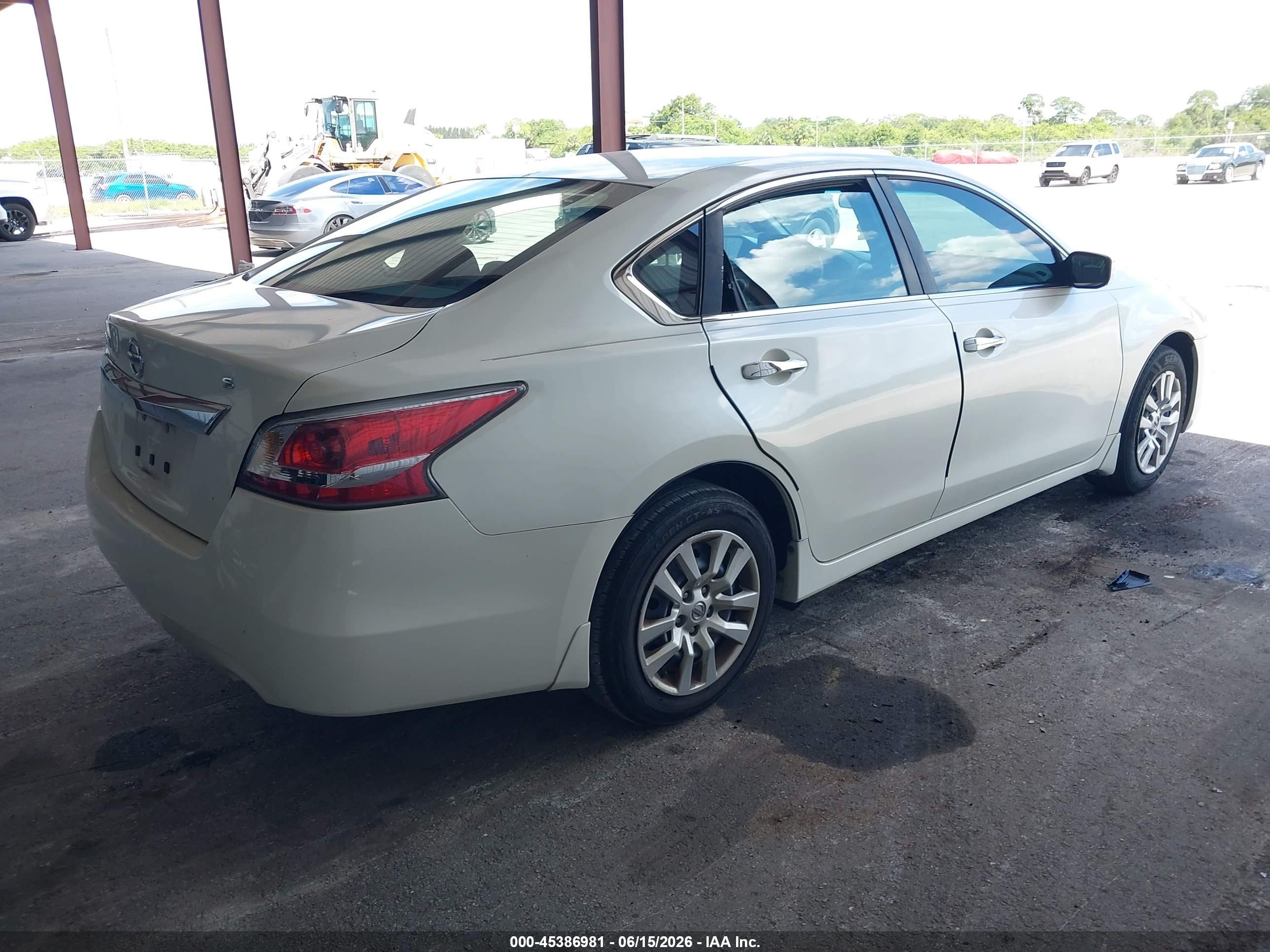 2015 Nissan Altima 2.5 S White vin: 1N4AL3AP9FC589457