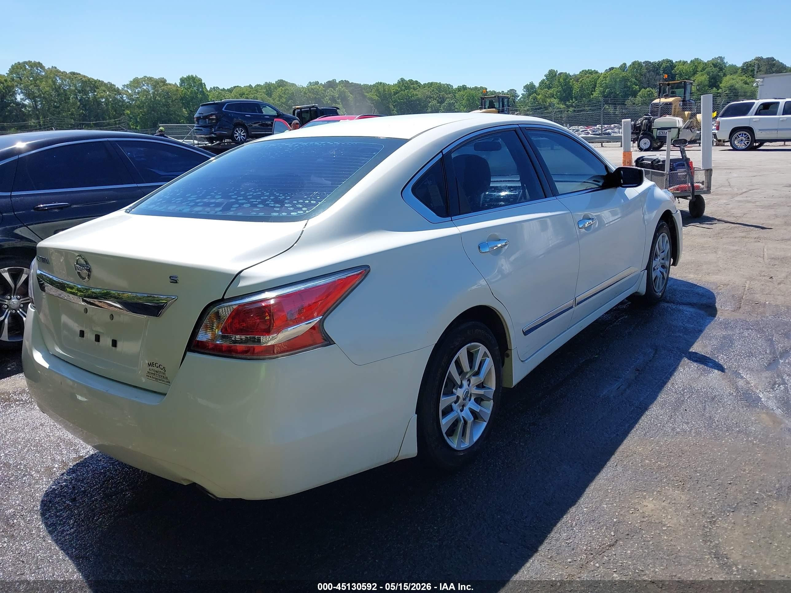 2015 Nissan Altima 2.5 S Белый vin: 1N4AL3AP9FN372589