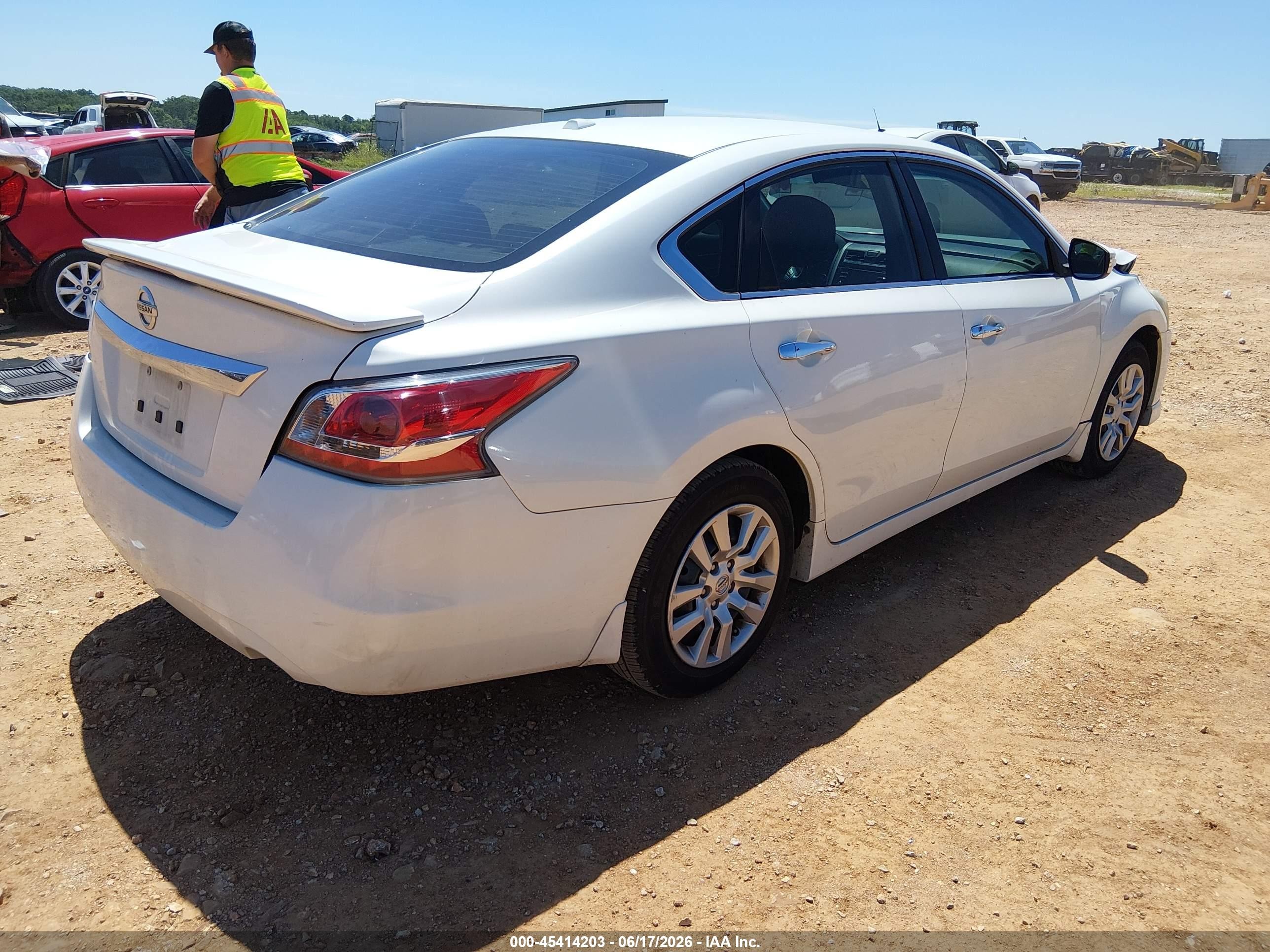 2015 Nissan Altima 2.5 S White vin: 1N4AL3AP9FN382328