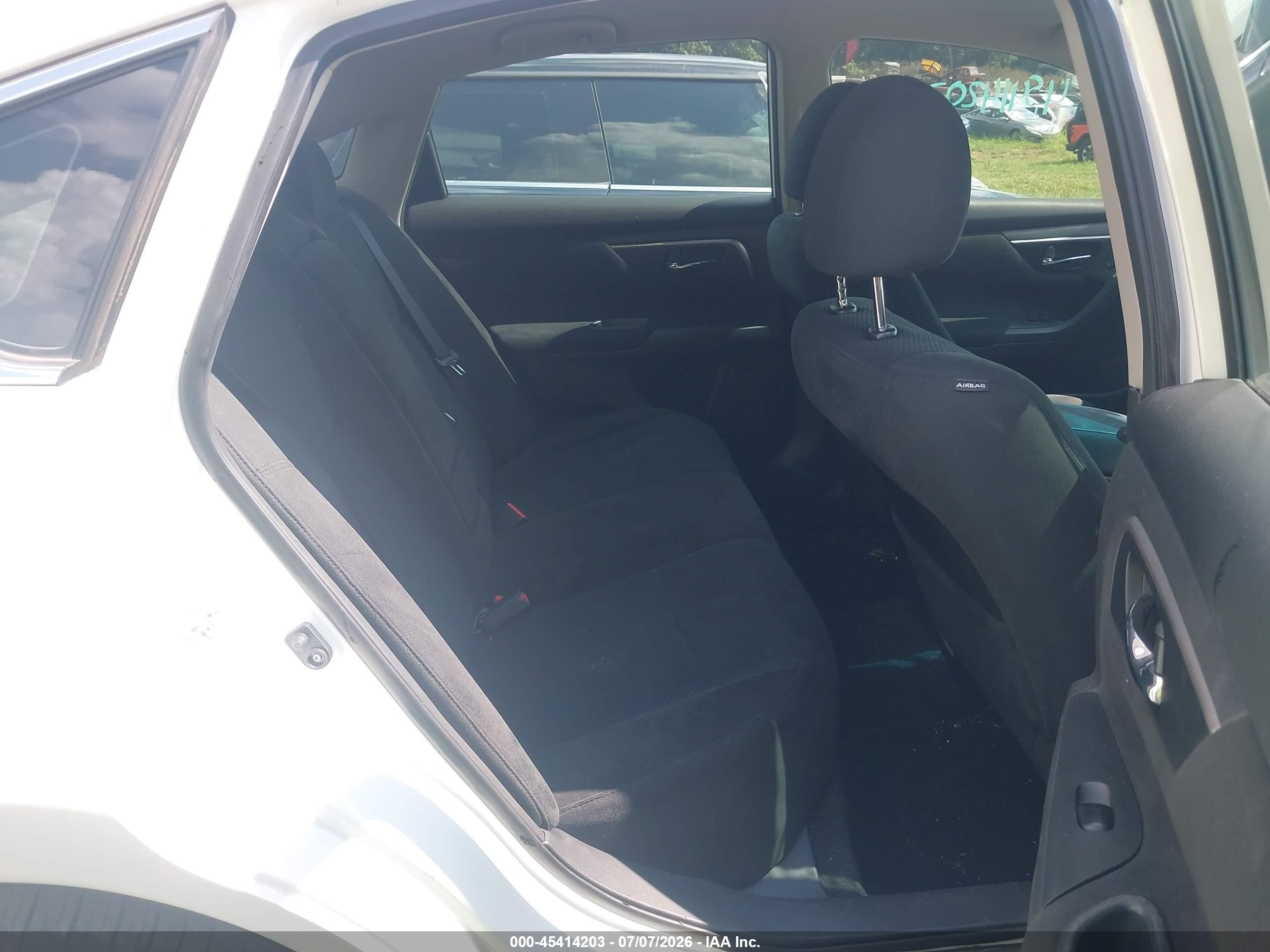 2015 Nissan Altima 2.5 S White vin: 1N4AL3AP9FN382328