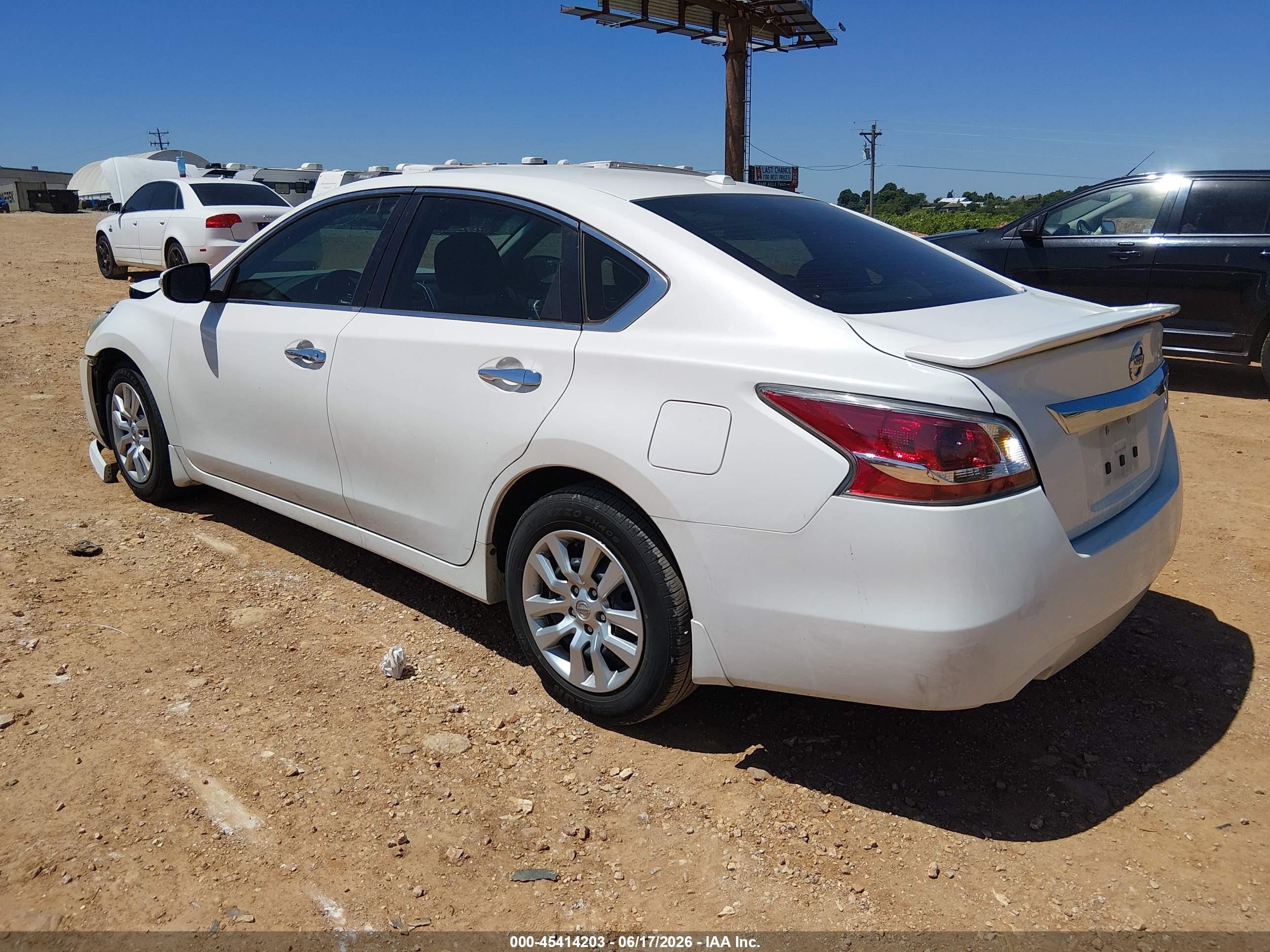 2015 Nissan Altima 2.5 S White vin: 1N4AL3AP9FN382328