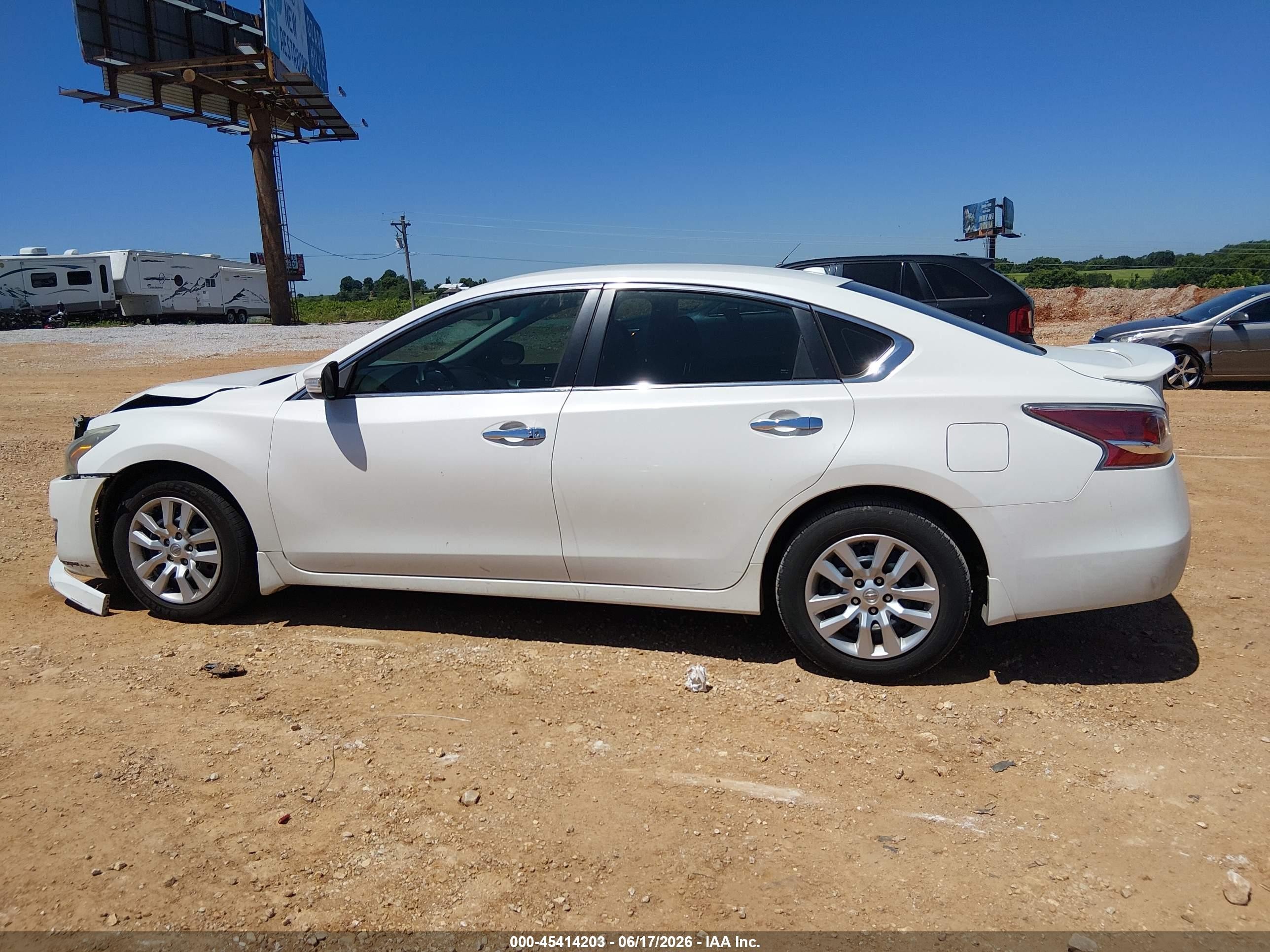 2015 Nissan Altima 2.5 S White vin: 1N4AL3AP9FN382328