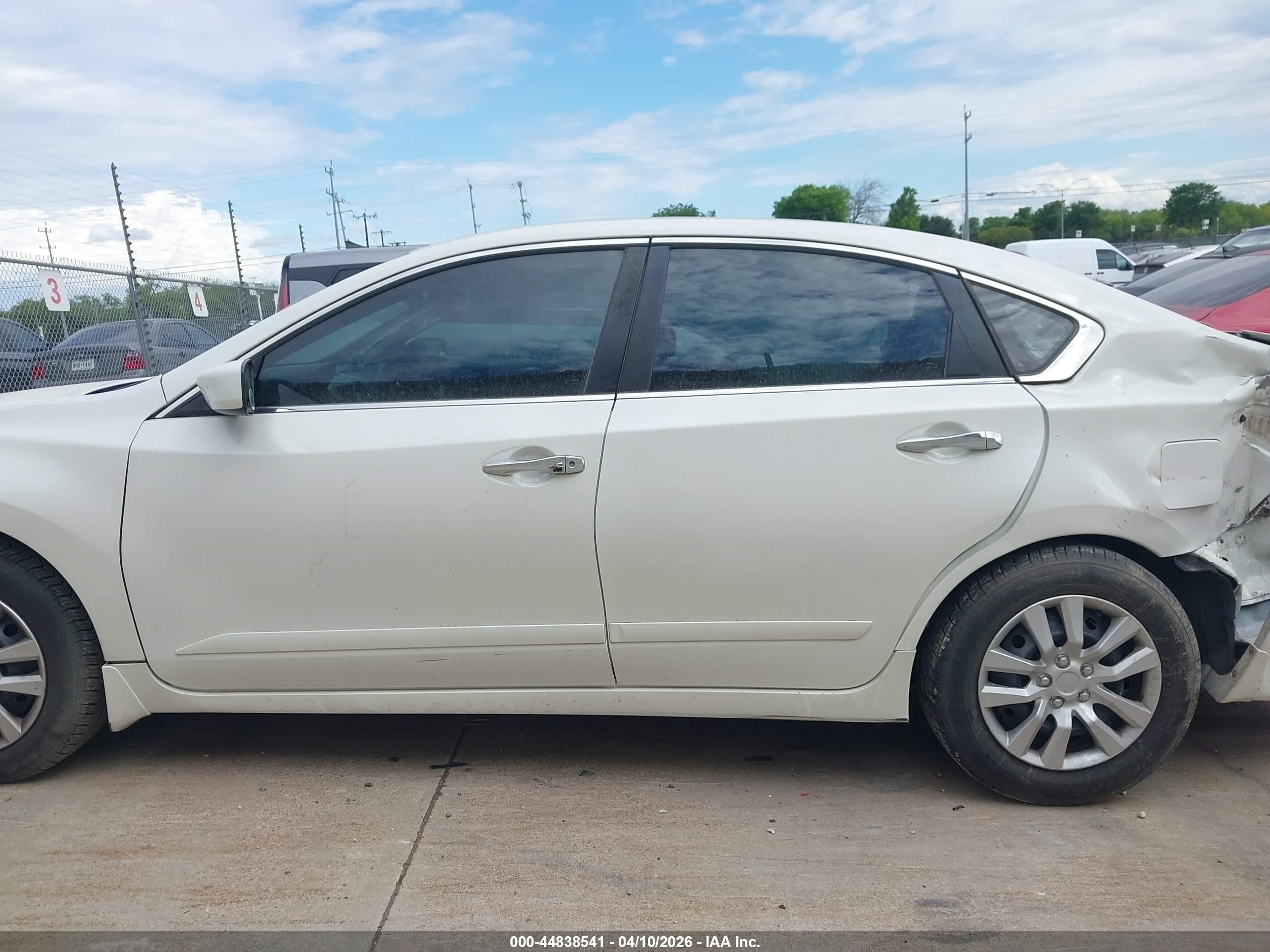 2015 Nissan Altima 2.5 S White vin: 1N4AL3AP9FN910322