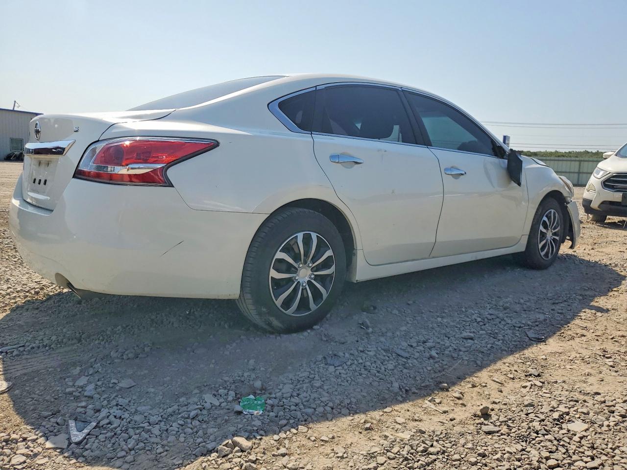 2015 Nissan Altima 2.5 S White vin: 1N4AL3APXFC243823