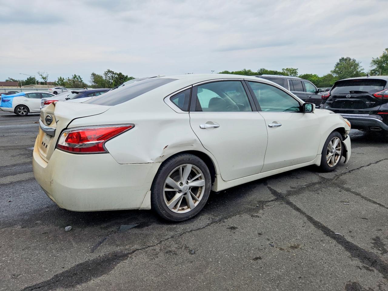 2015 Nissan Altima 2.5 Sv White vin: 1N4AL3APXFC255664