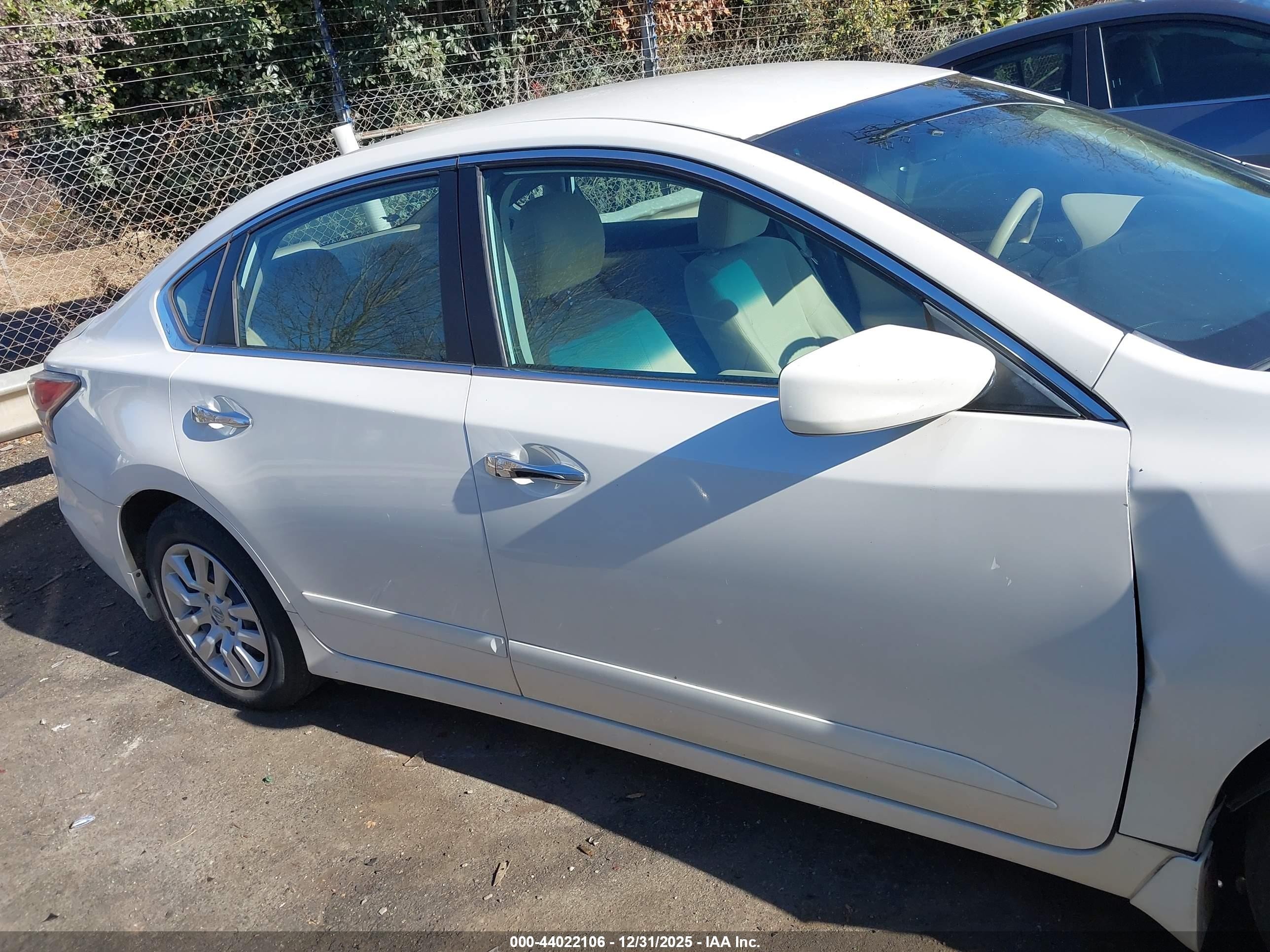 2015 Nissan Altima 2.5 S White vin: 1N4AL3APXFC284422