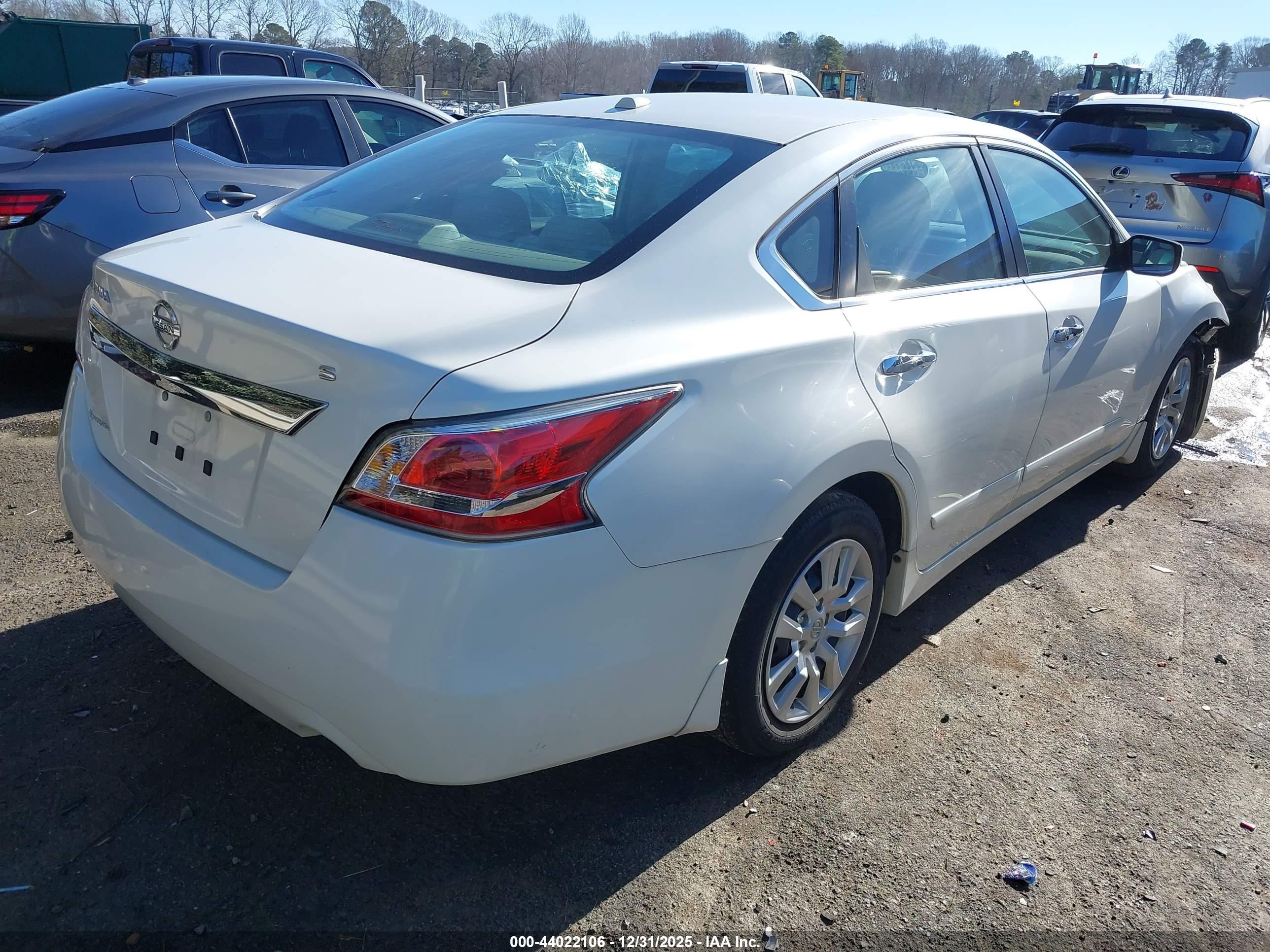 2015 Nissan Altima 2.5 S White vin: 1N4AL3APXFC284422