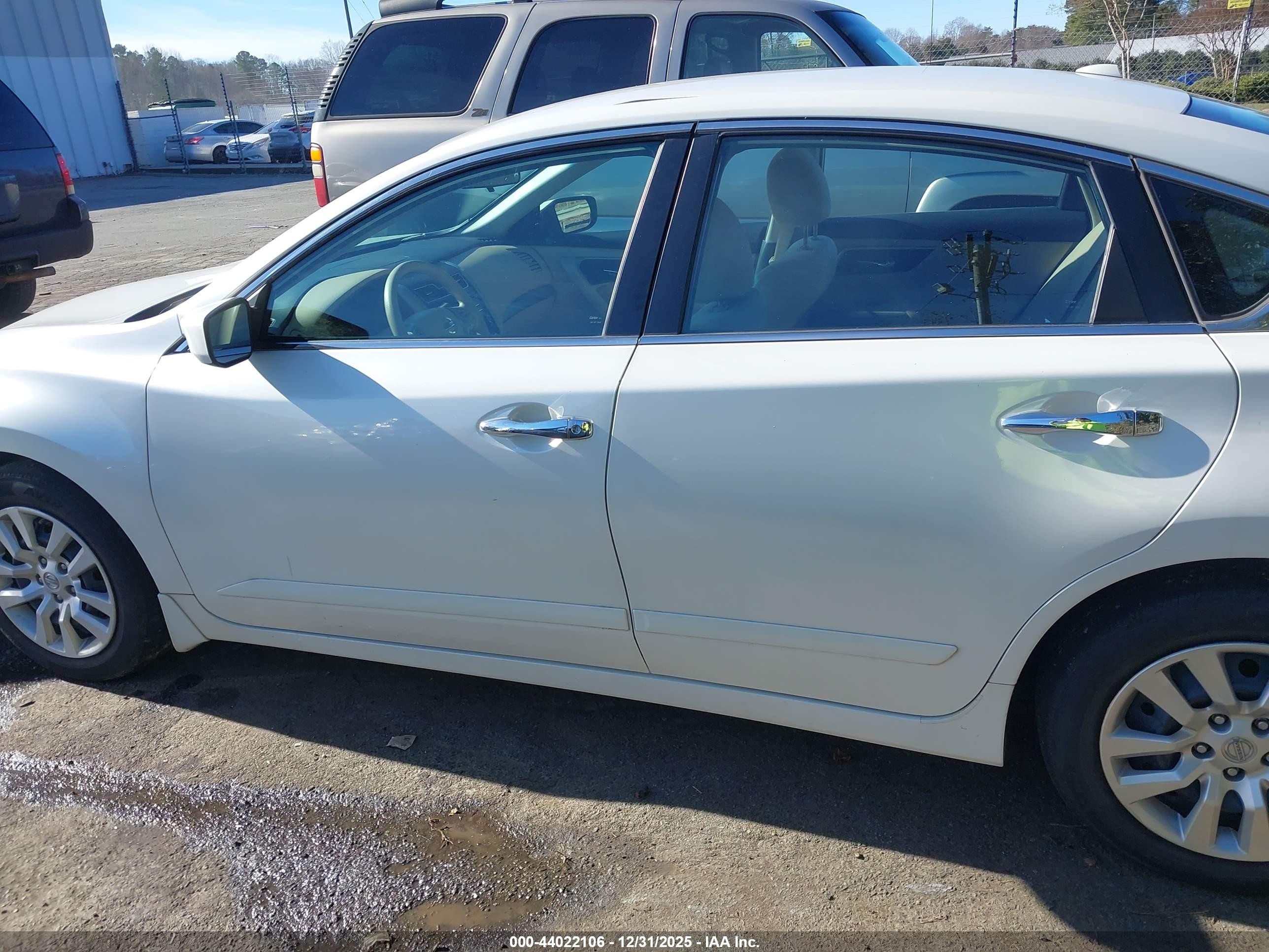 2015 Nissan Altima 2.5 S White vin: 1N4AL3APXFC284422