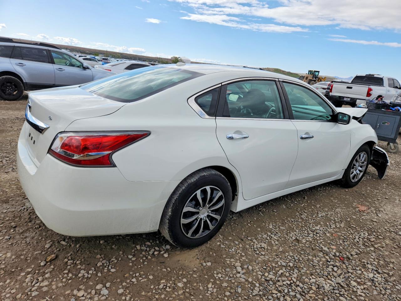 2015 Nissan Altima 2.5 S White vin: 1N4AL3APXFC467223