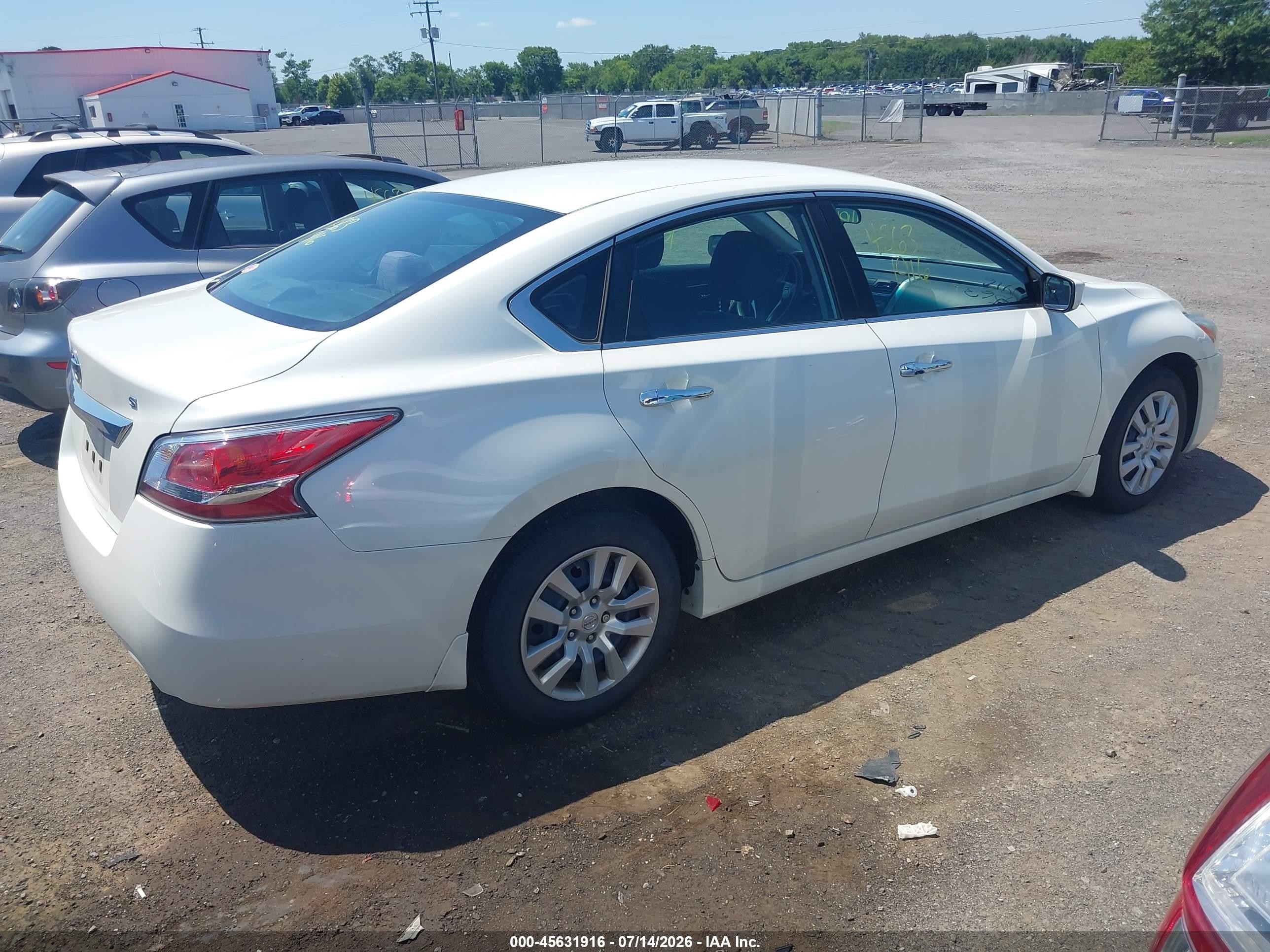 2015 Nissan Altima 2.5 S White vin: 1N4AL3APXFN383410