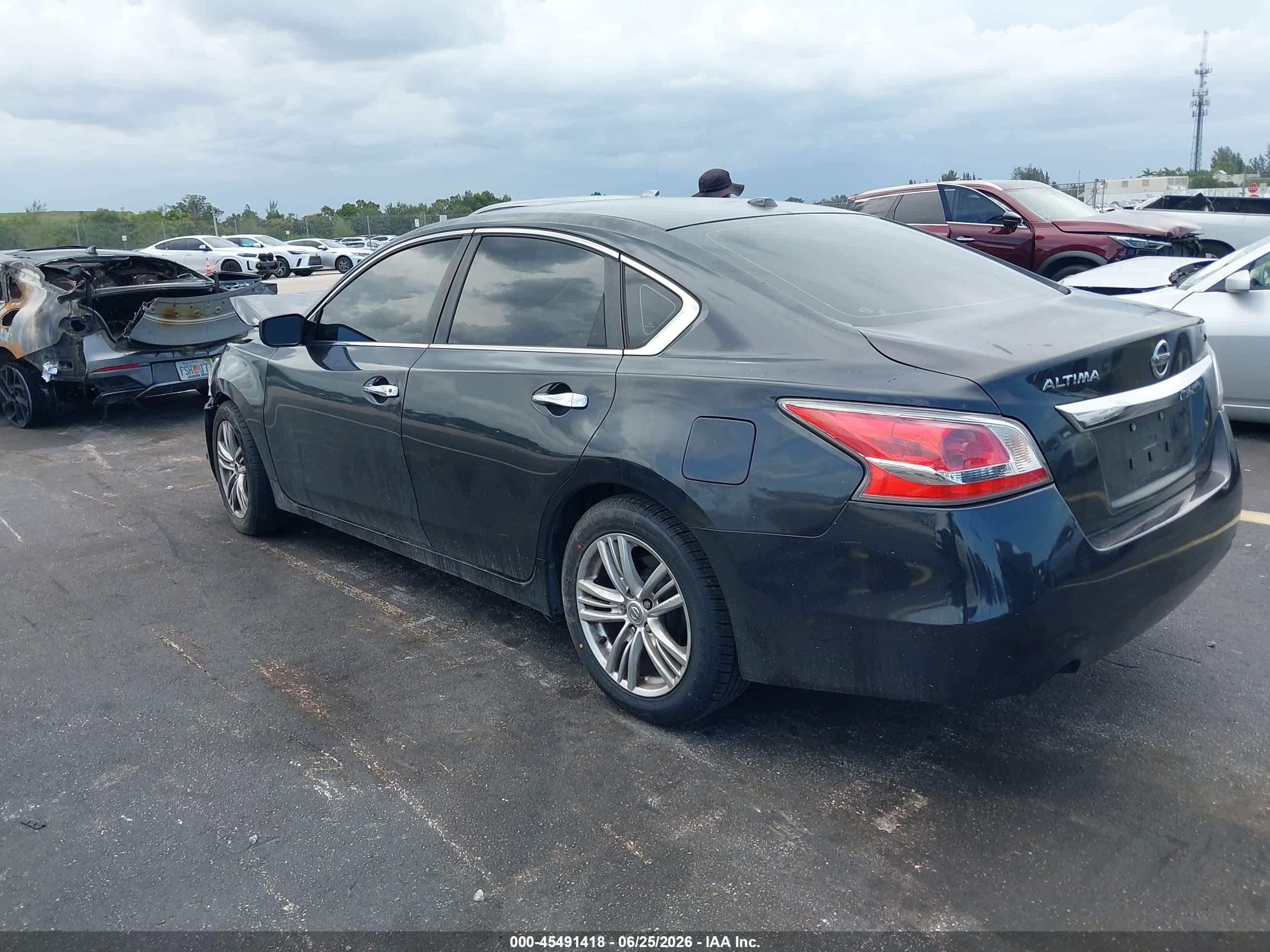 2015 Nissan Altima   Gray vin: 1N4AL3APXFN384797