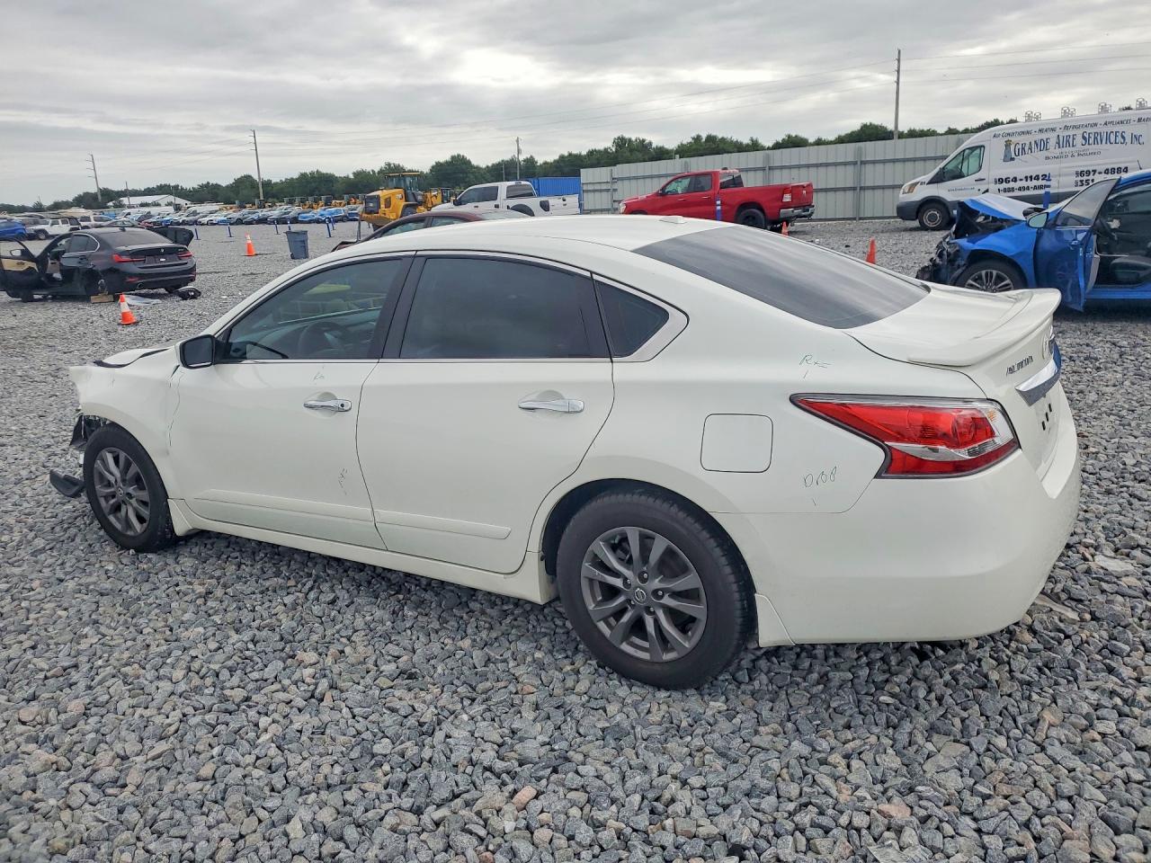 2015 Nissan Altima 2.5 S White vin: 1N4AL3APXFN392947
