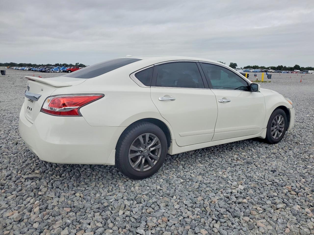 2015 Nissan Altima 2.5 S White vin: 1N4AL3APXFN392947