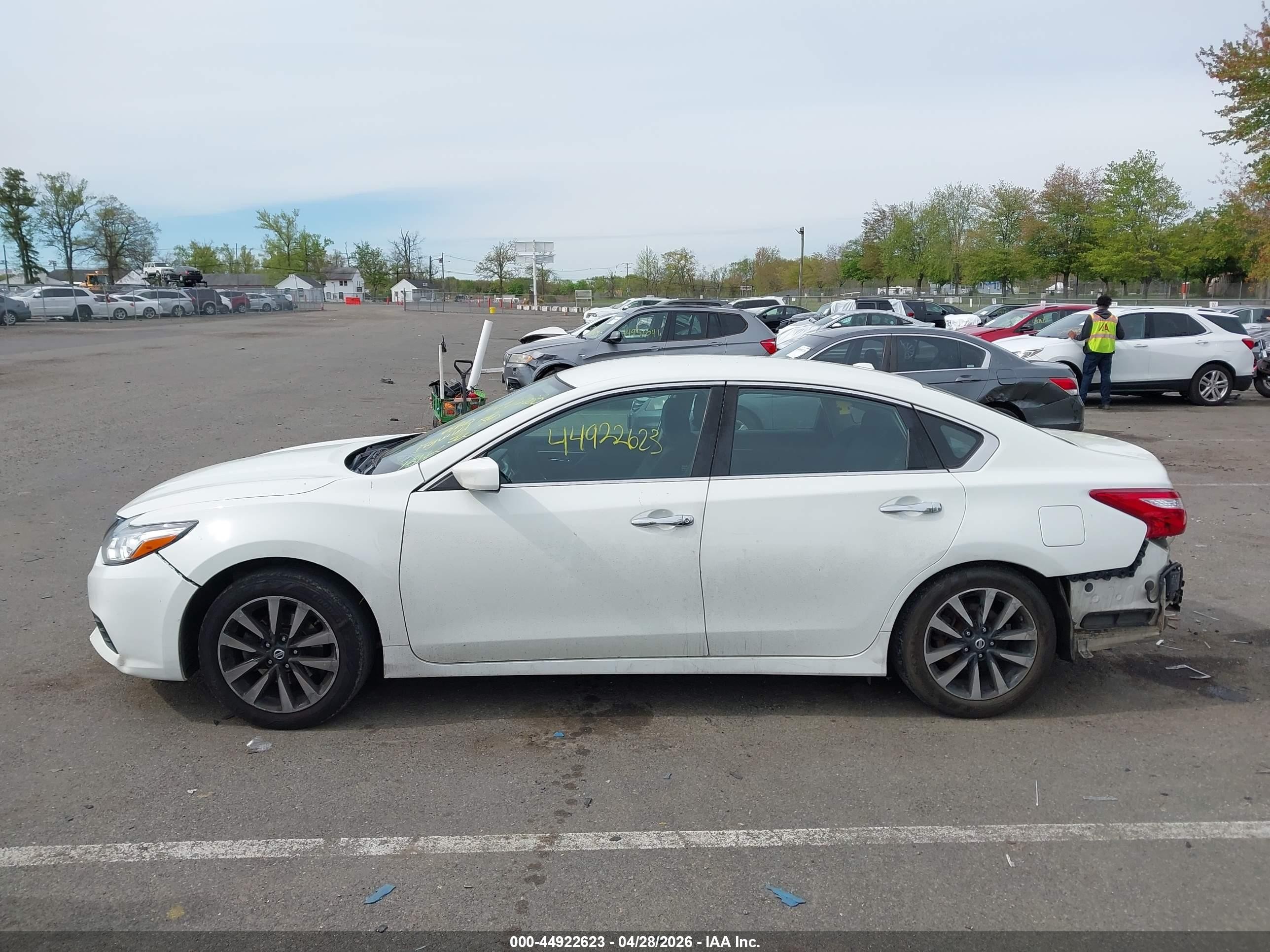 2018 Nissan Altima 2.5 Sv White vin: 1N4AL3APXJC159932