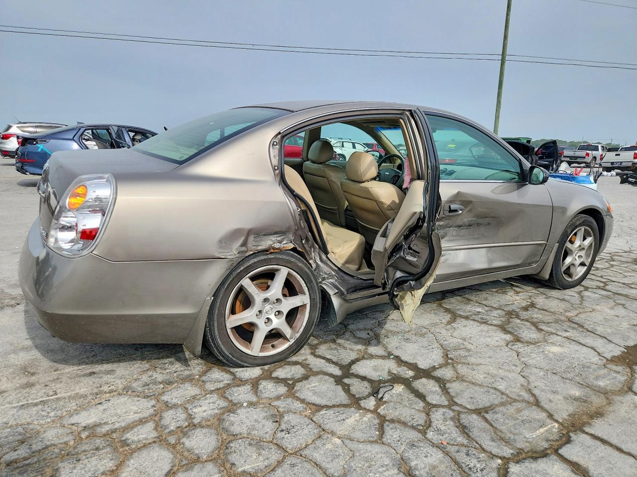 2004 Nissan Alitma Gold vin: 1N4BL11D44C168287