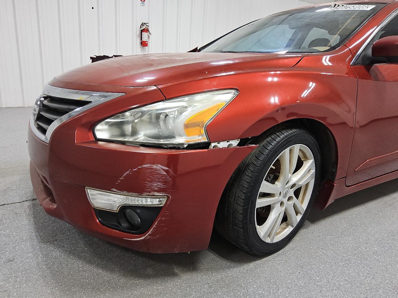 2014 Nissan Altima 3.5 Sl Red vin: 1N4BL3AP0EC155480 Damage: Left Front Fender, Dent(S) W/ Paint Dmg, > 12 Inches