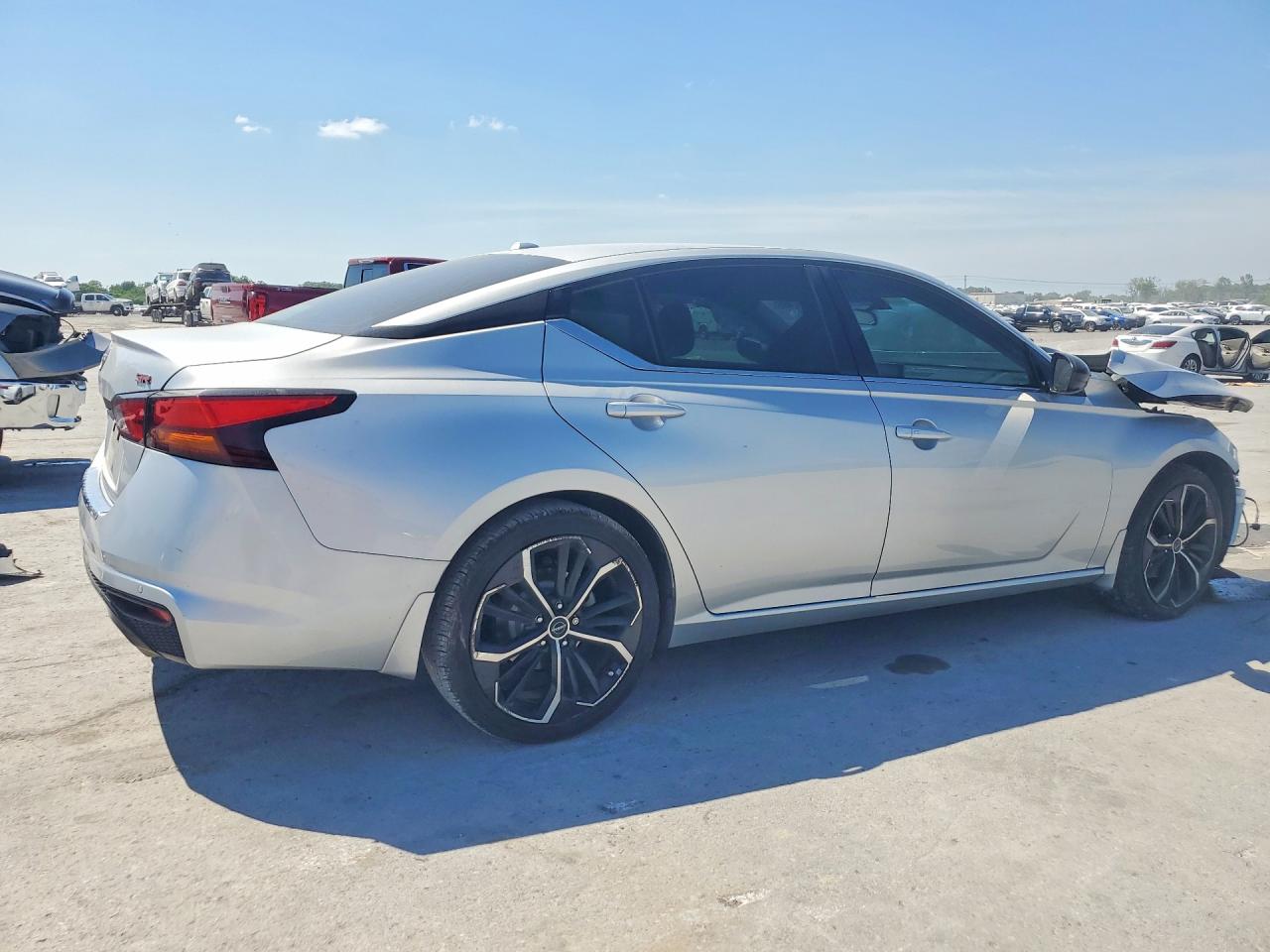 2023 Nissan Altima Sr Серебряный vin: 1N4BL4CV6PN302264