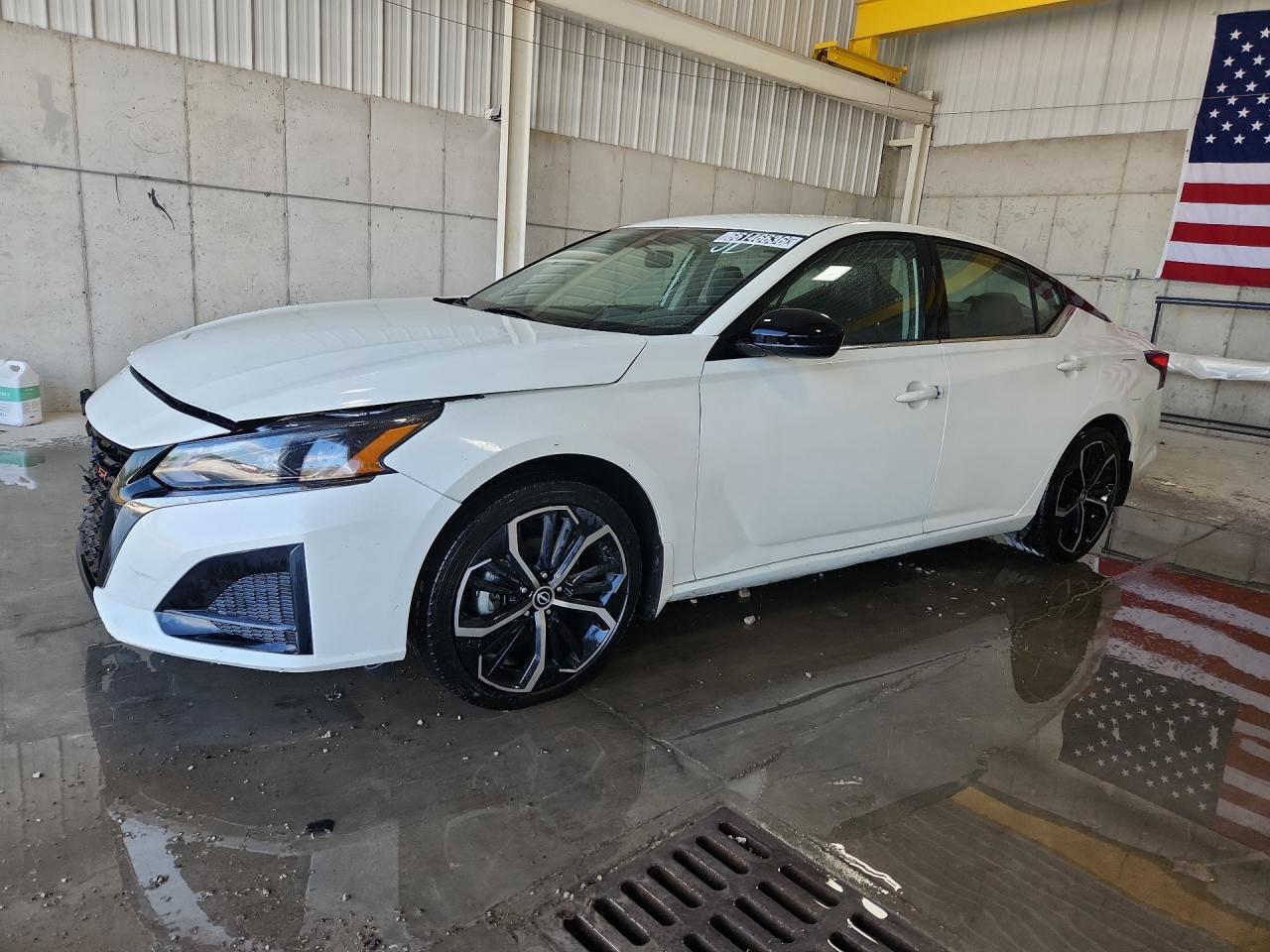 2025 Nissan Altima Sr White vin: 1N4BL4CV8SN315025 Damage: Left Front Fender, Heavy Scratch, 1/8 To 1/2 Inch