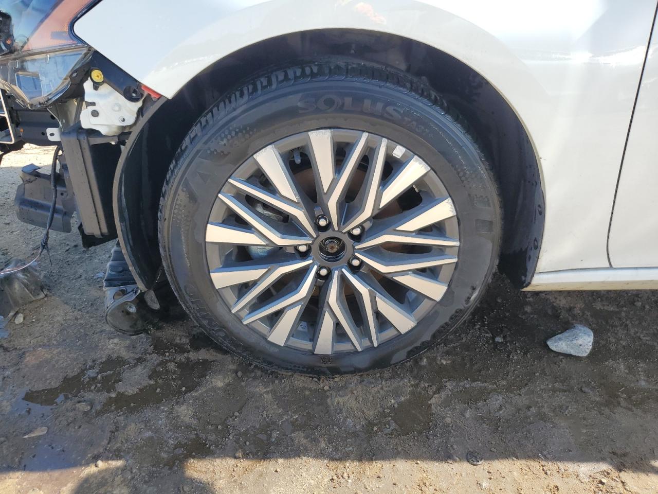 2025 Nissan Altima Sv White vin: 1N4BL4DV8SN375370 Damage: Left Front Wheel, Curb Rash, 9 To 10 Inches