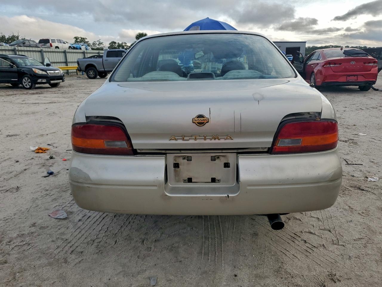 1994 Nissan Altima Xe Silver vin: 1N4BU31D7RC134232