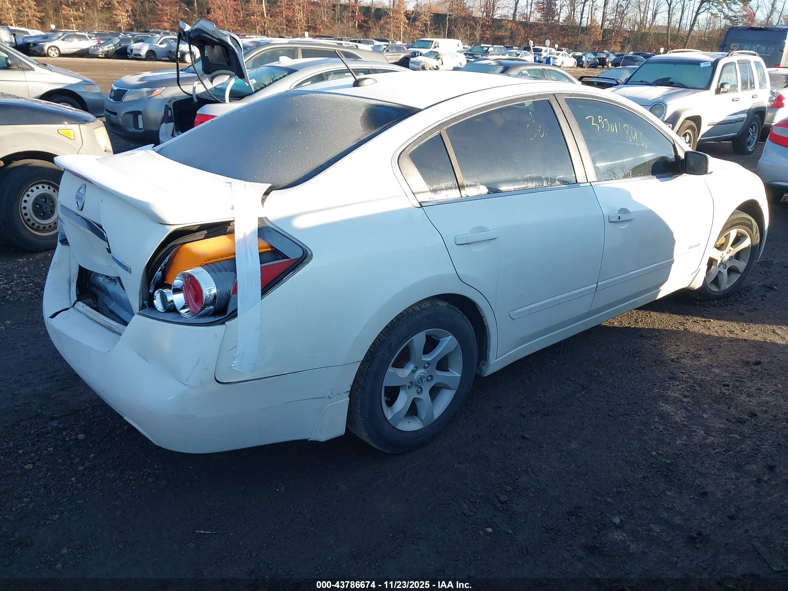 2008 Nissan Altima Hybrid   White vin: 1N4CL21E18C228440