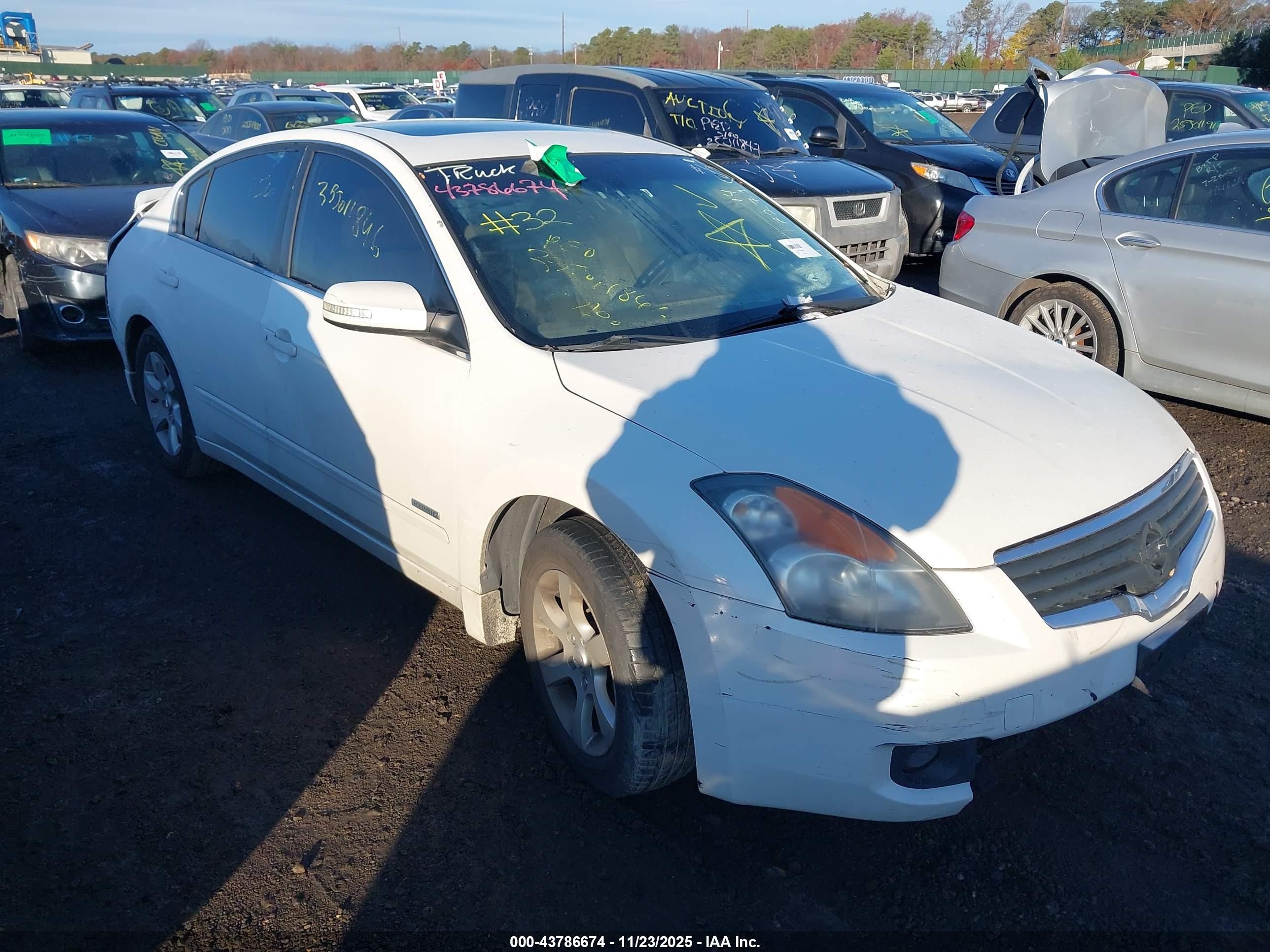 2008 Nissan Altima Hybrid   White vin: 1N4CL21E18C228440