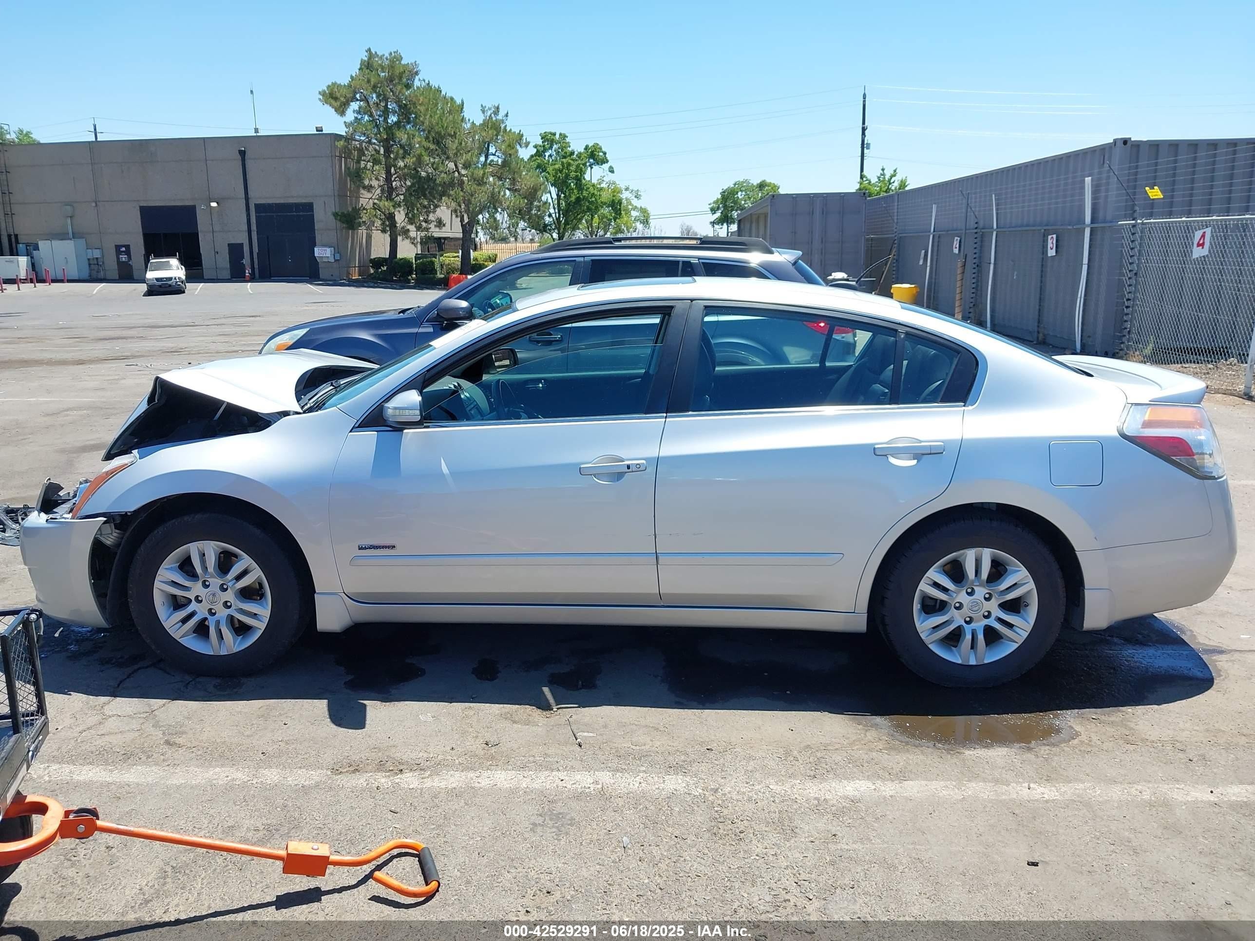 2011 Nissan Altima Hybrid   Silver vin: 1N4CL2AP8BC111060