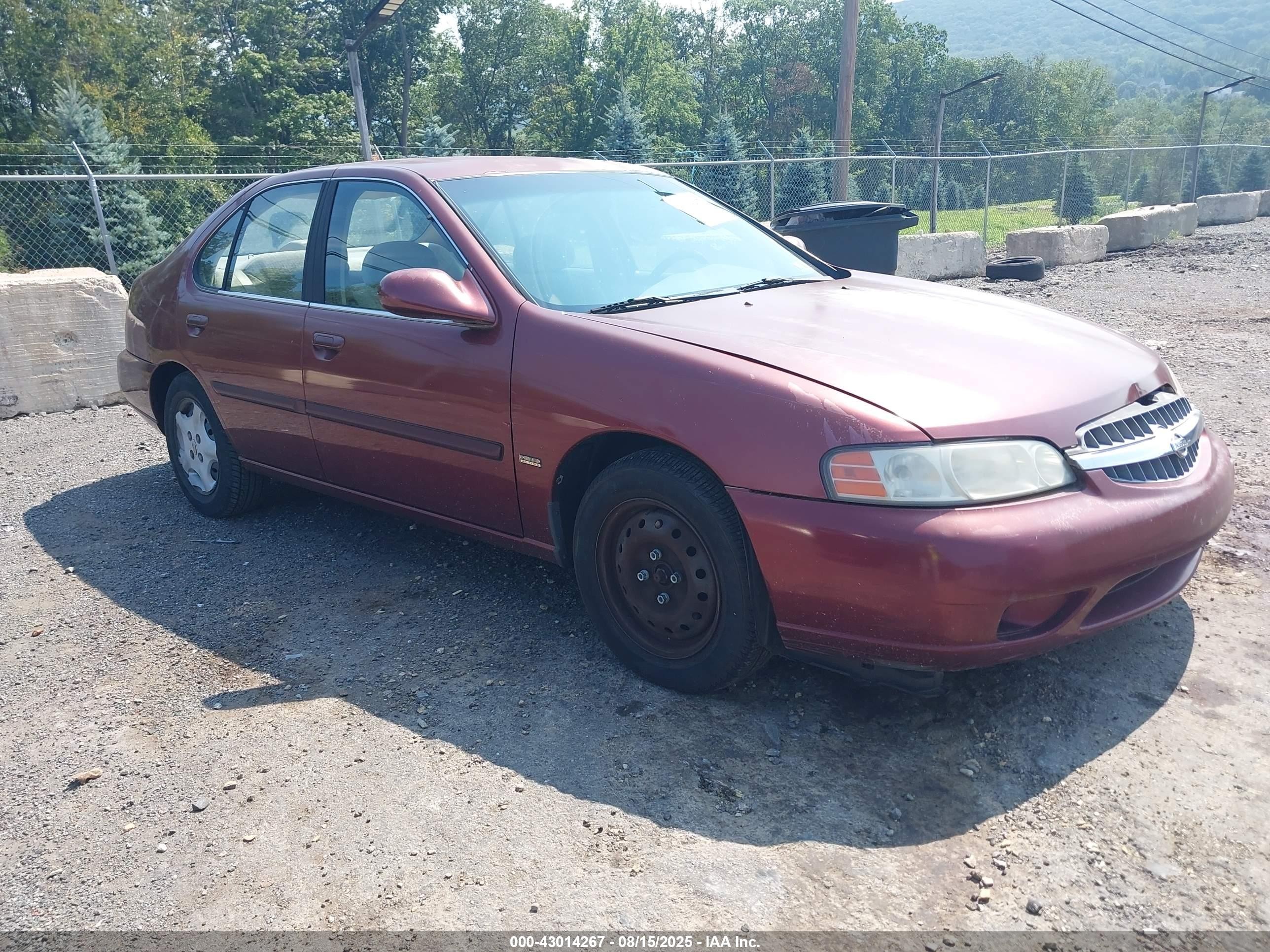 2001 Nissan Altima Gxe Burgundy vin: 1N4DL01A21C124146